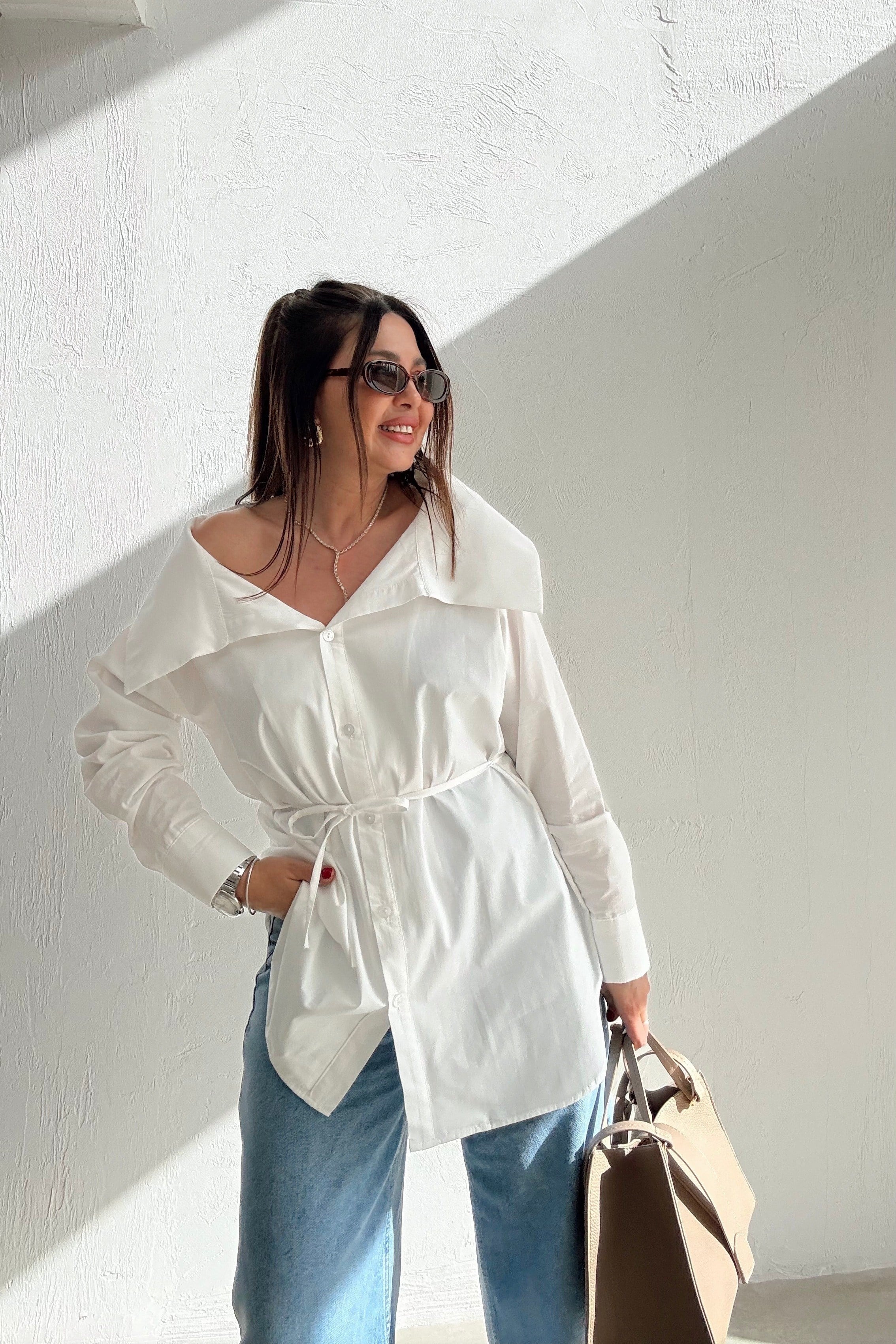 Beyaz Mendil Yaka Gömlek 