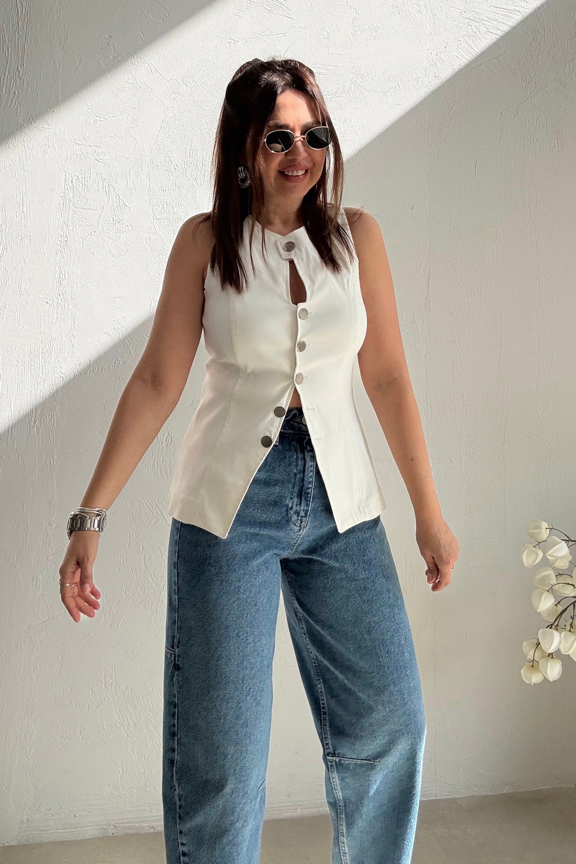 Ekru Düğmeli Kolsuz Bluz 