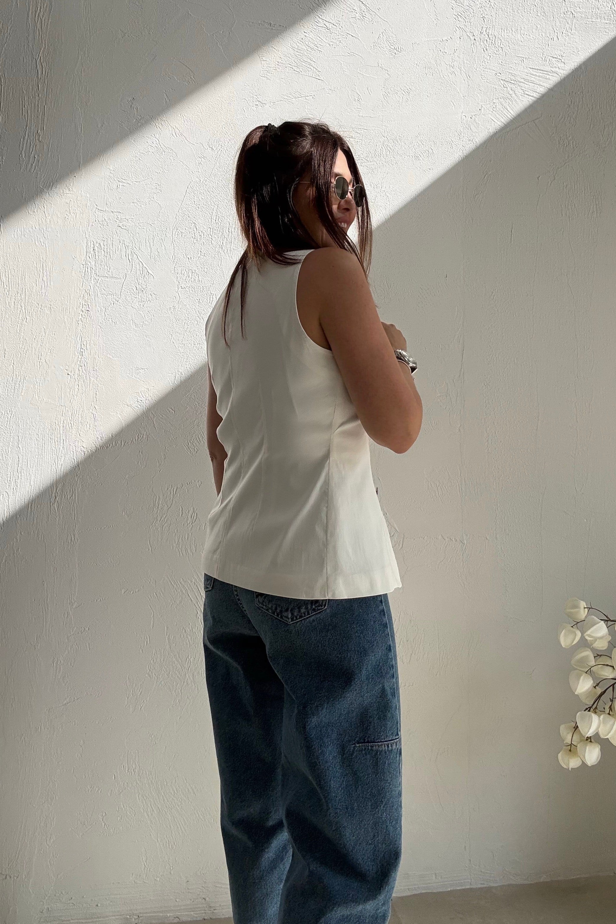 Ekru Düğmeli Kolsuz Bluz 