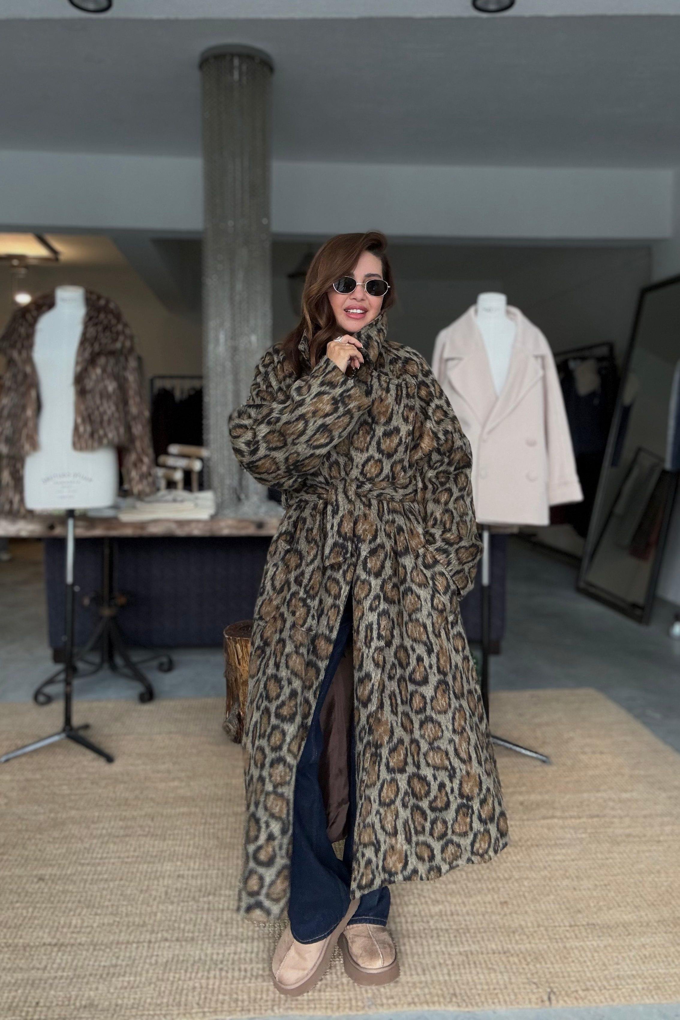 Leopar Desenli Kaşe Kaban 