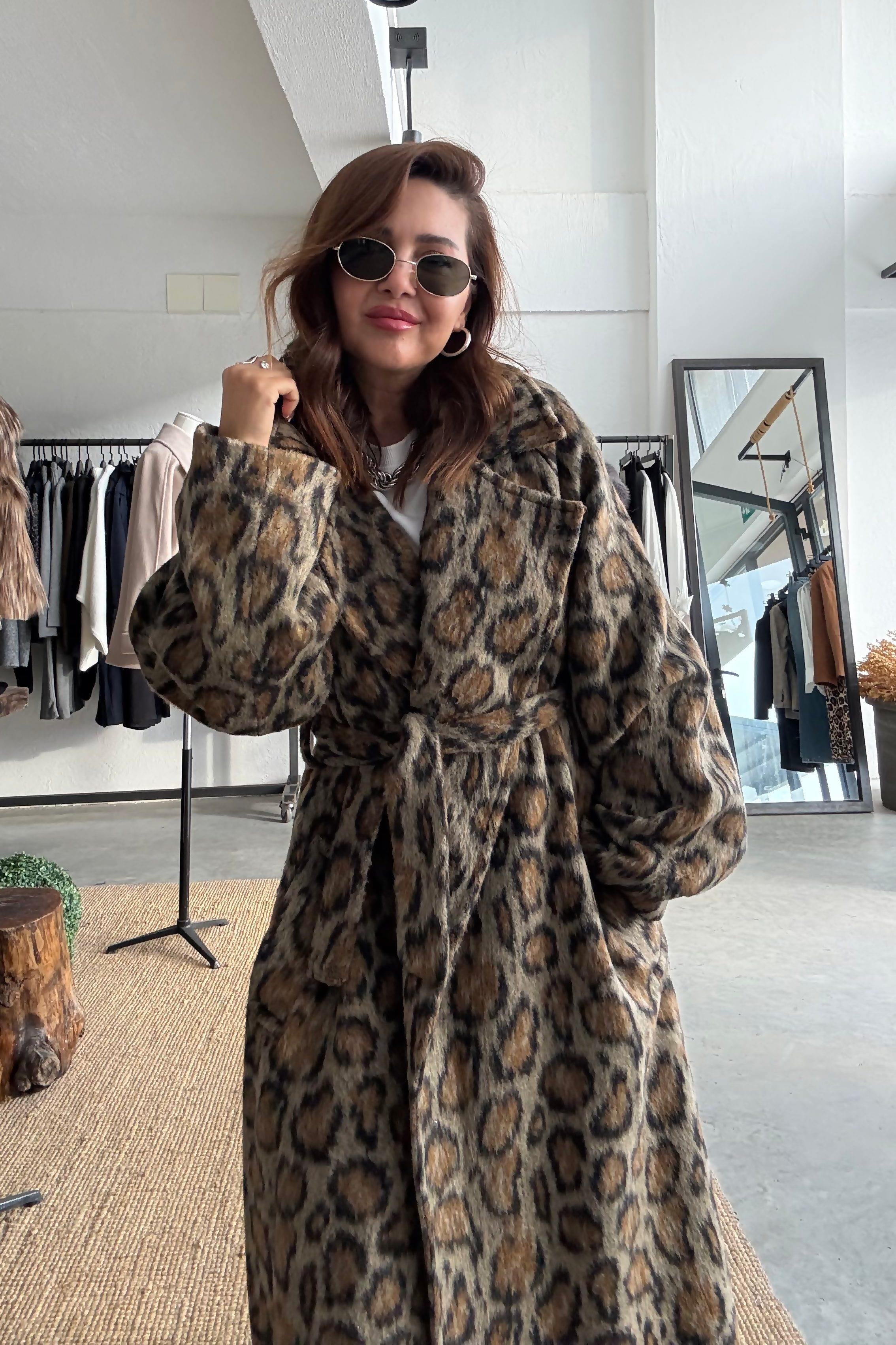 Leopar Desenli Kaşe Kaban 