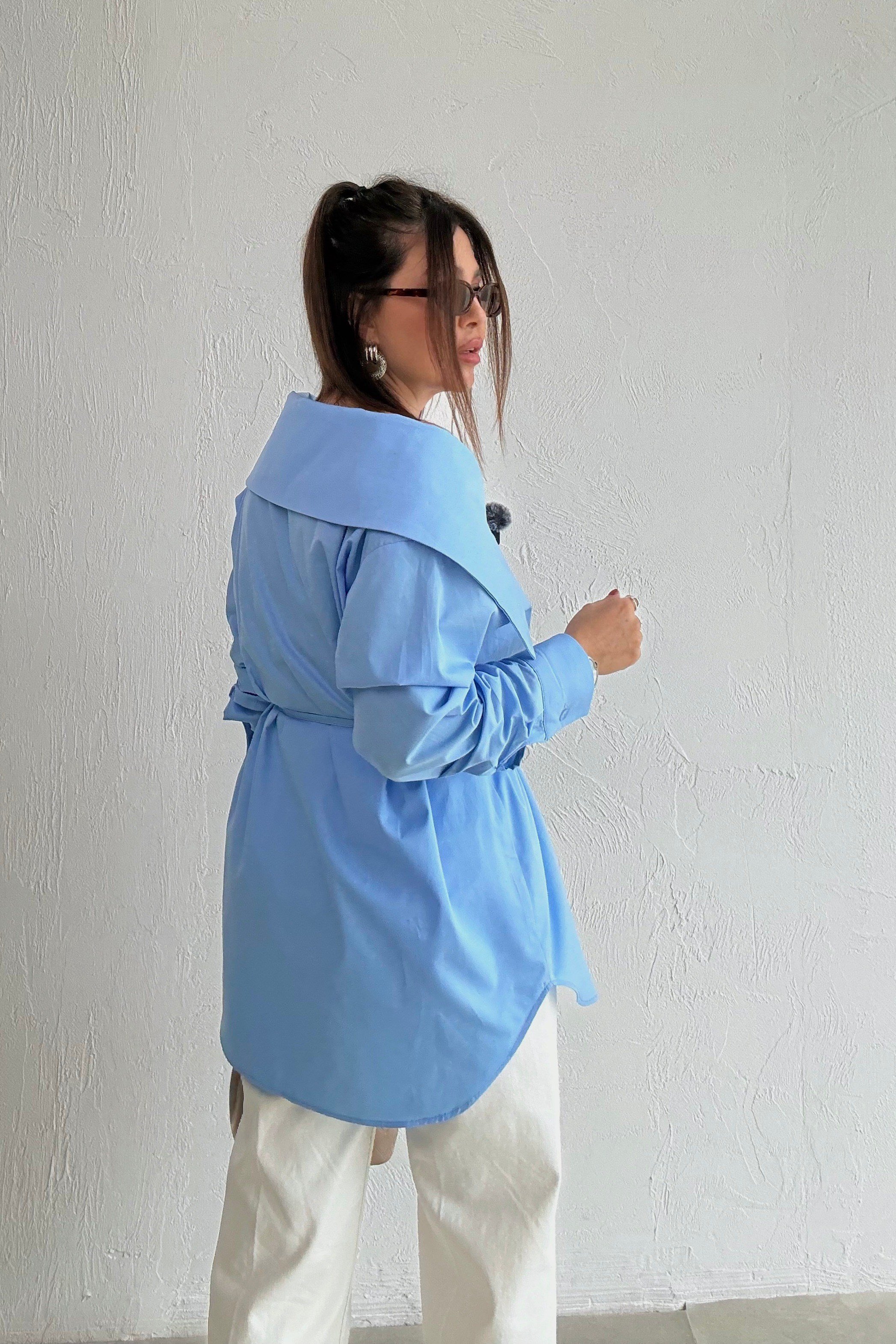 Mavi Mendil Yaka Gömlek 