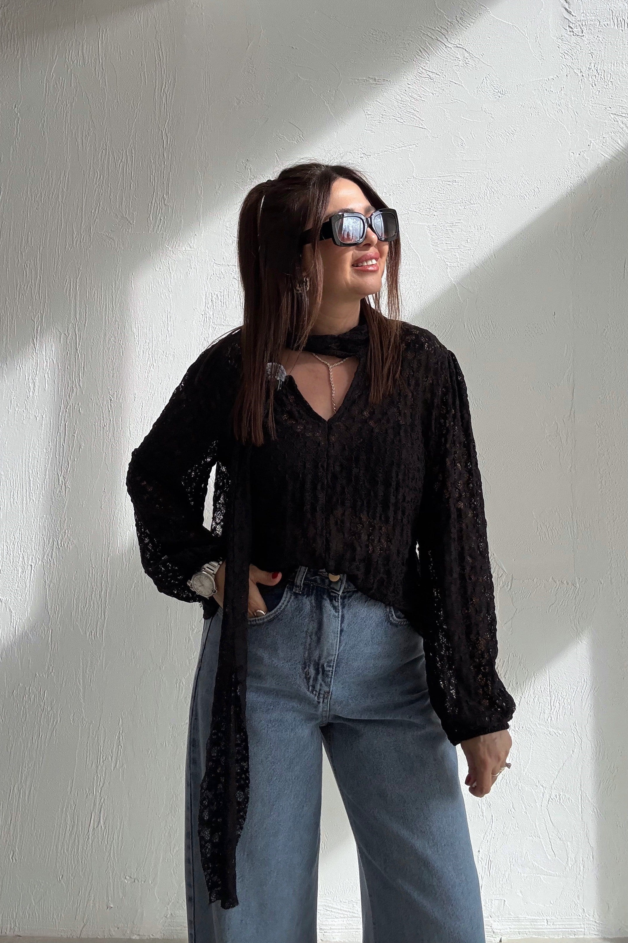 Siyah Dantelli Bluz 