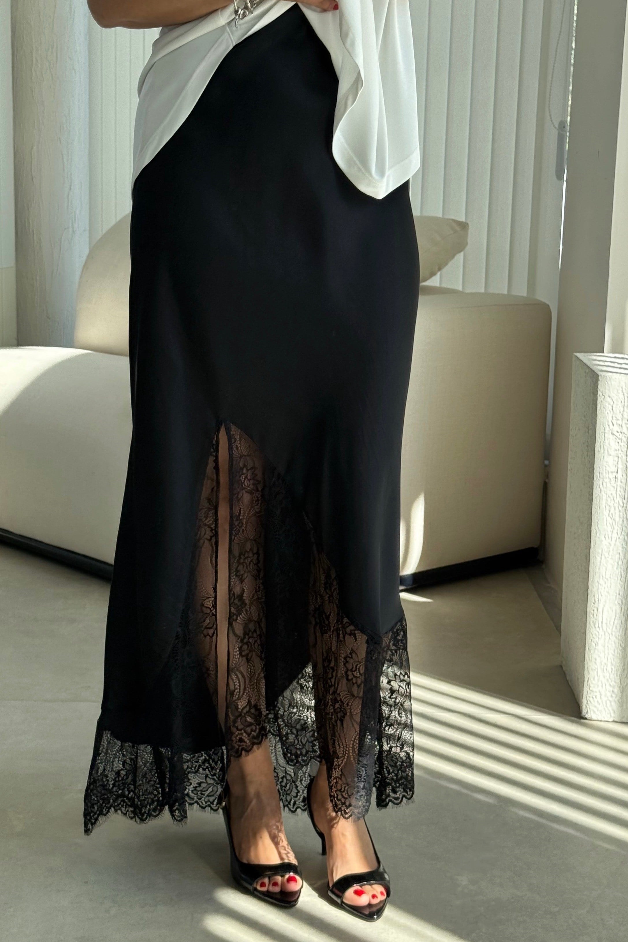 Siyah Dantelli Yırtmaç Etek 