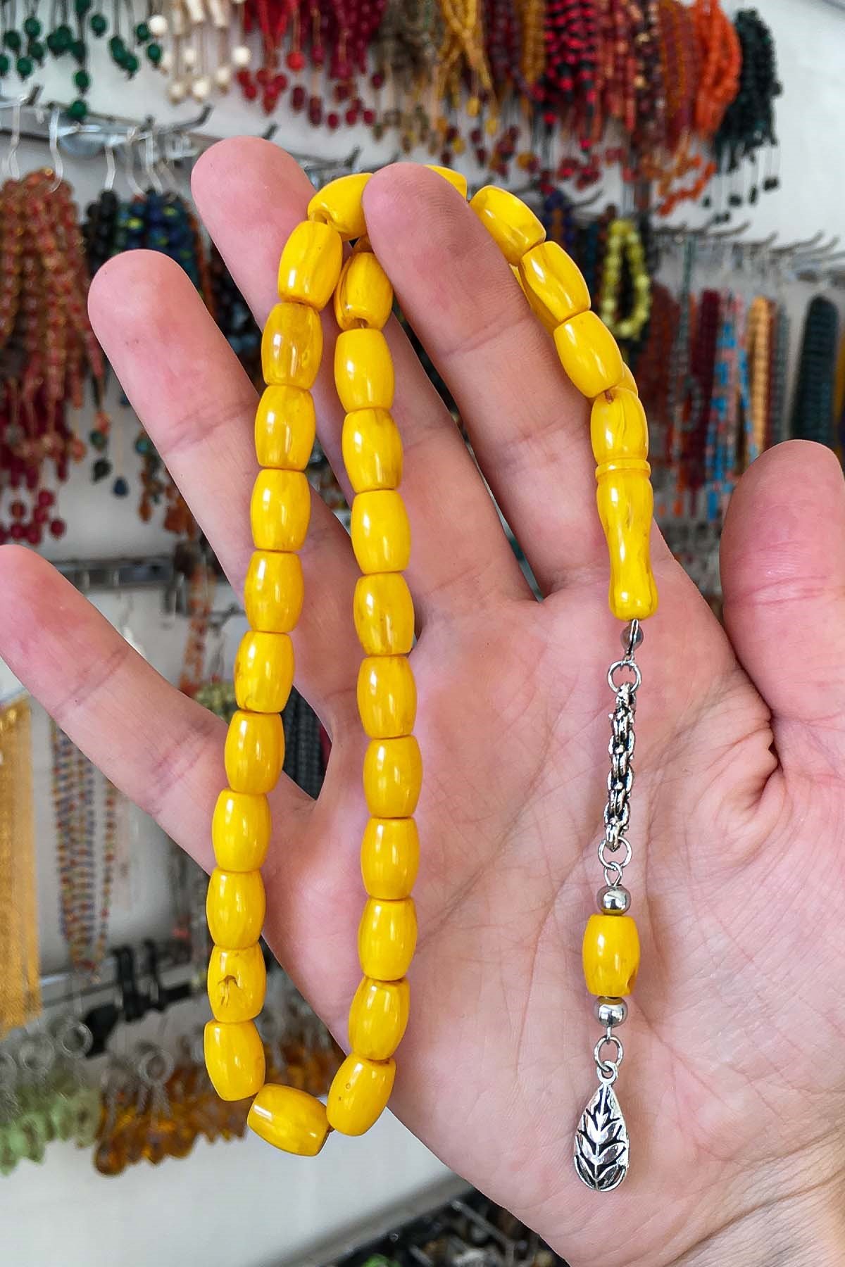 Ben Varken Ellerim Yazılı Ahşap Kutuda Fıçı Kesim Sarı Renk Toz Kehribar Tesbih
