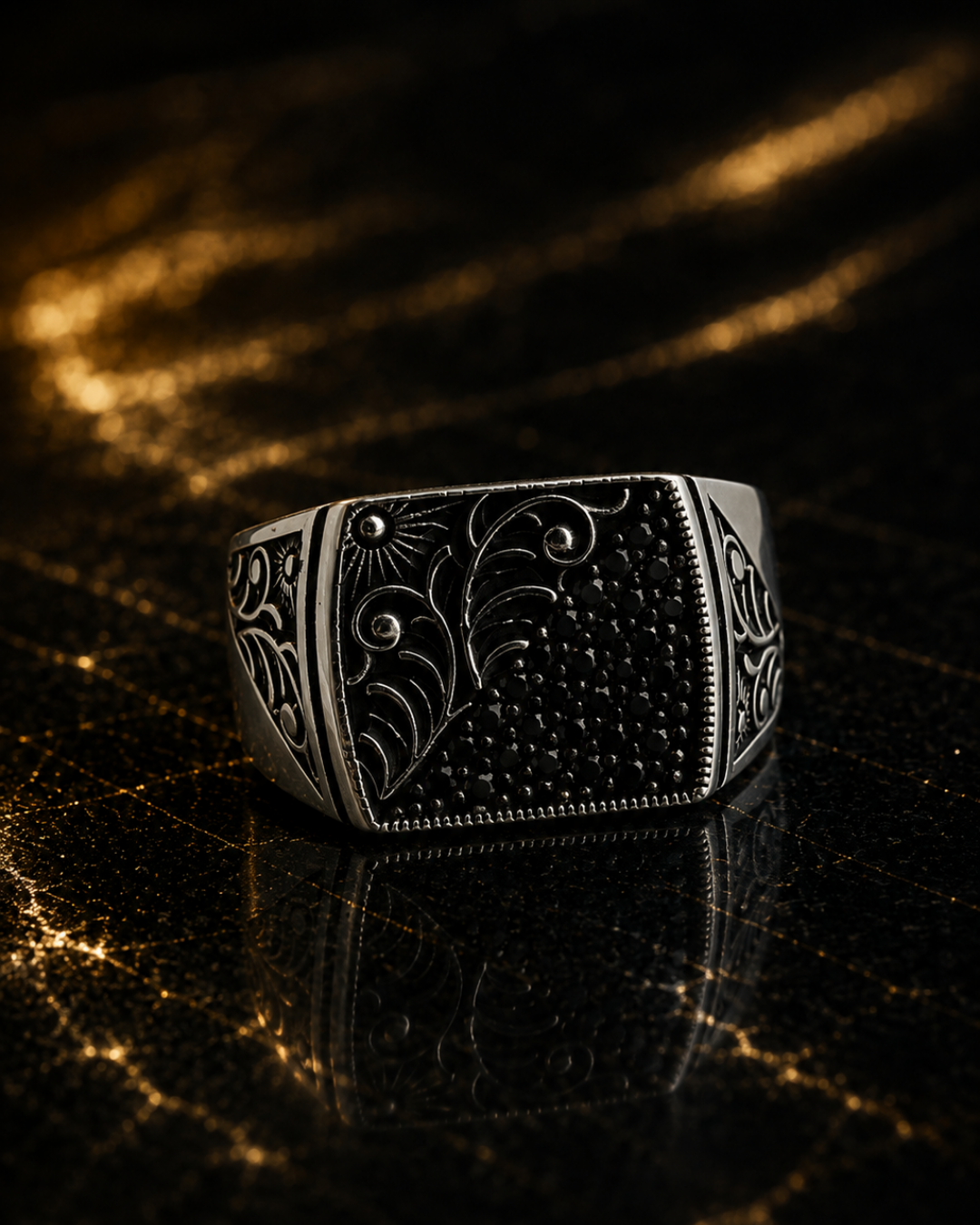 Siyah Taşlı Motif İşlemeli Gümüş Erkek Yüzüğü