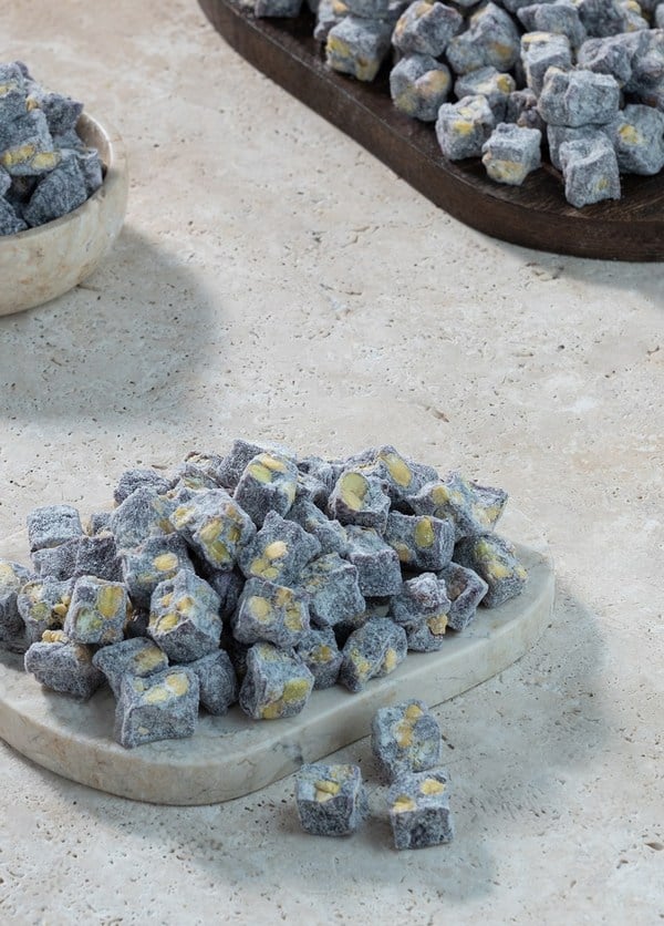 Çifte Kavrulmuş Antep Fıstıklı Karadut Aromalı Kuş Lokum