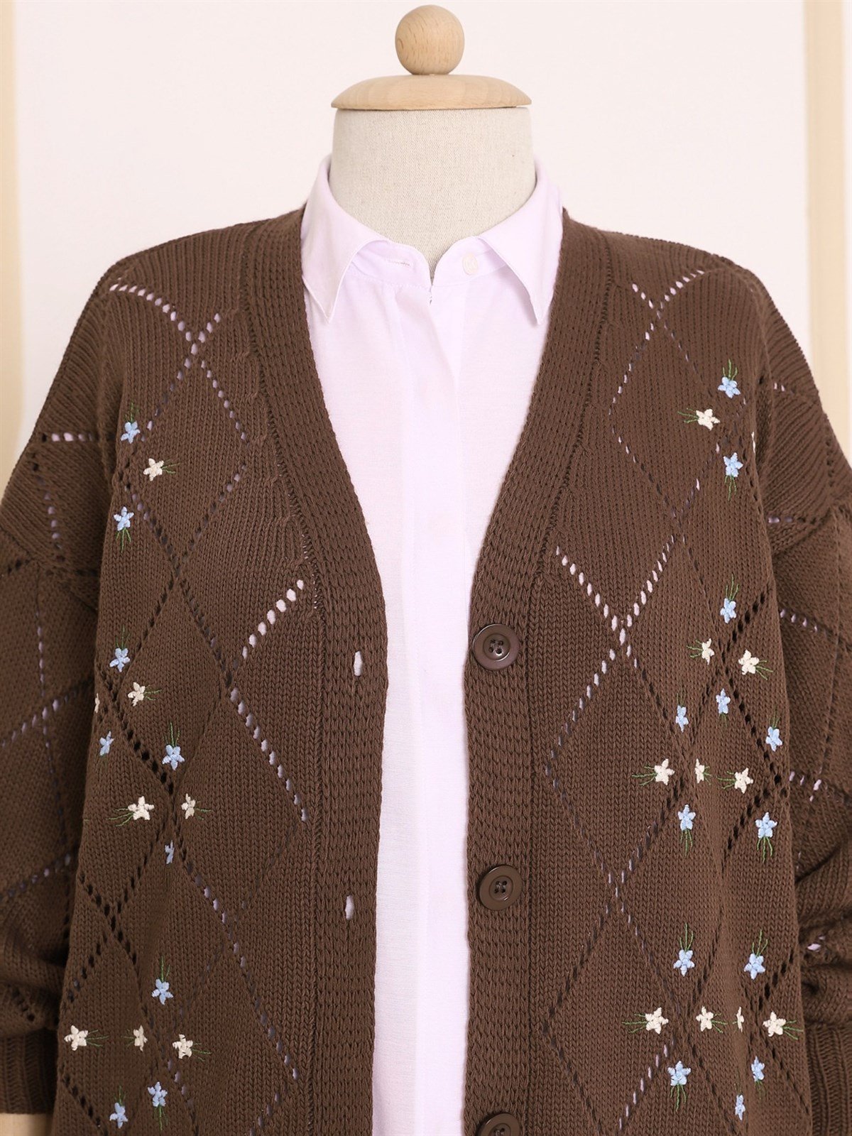 Ajurlu Çiçek Nakışlı Düğmeli Triko Hırka      -K. Kahve