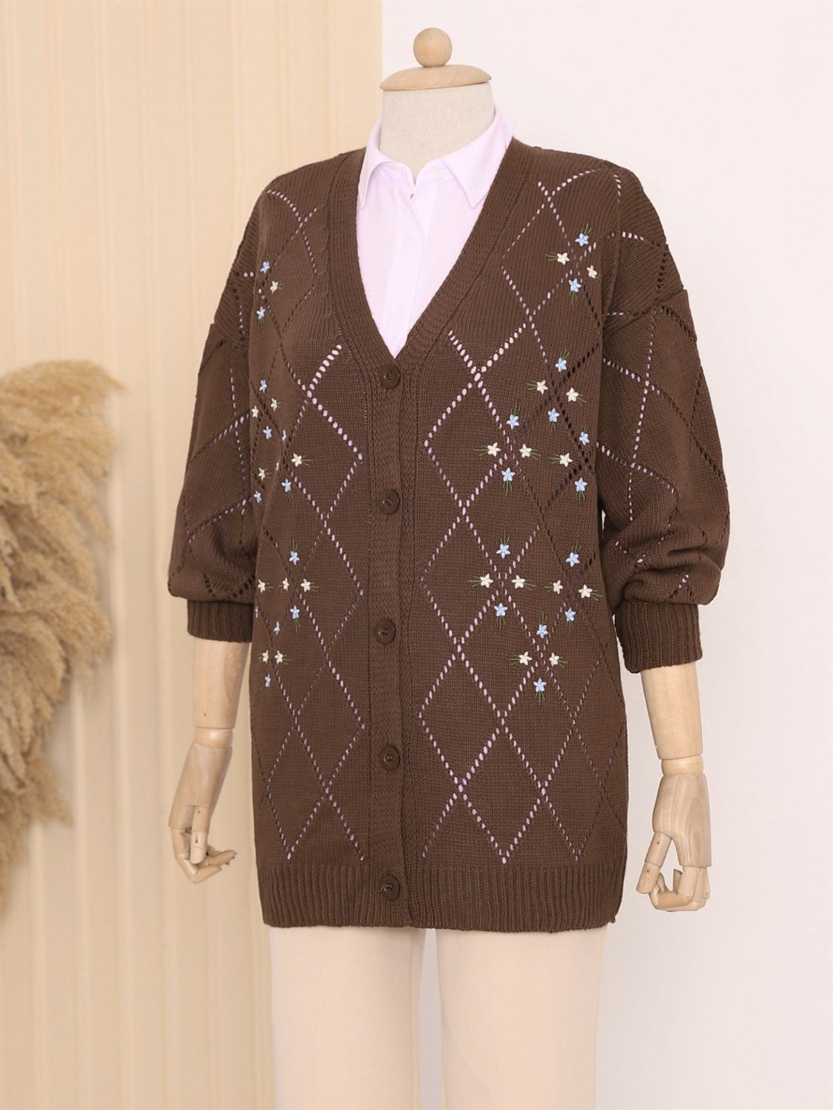 Ajurlu Çiçek Nakışlı Düğmeli Triko Hırka      -K. Kahve