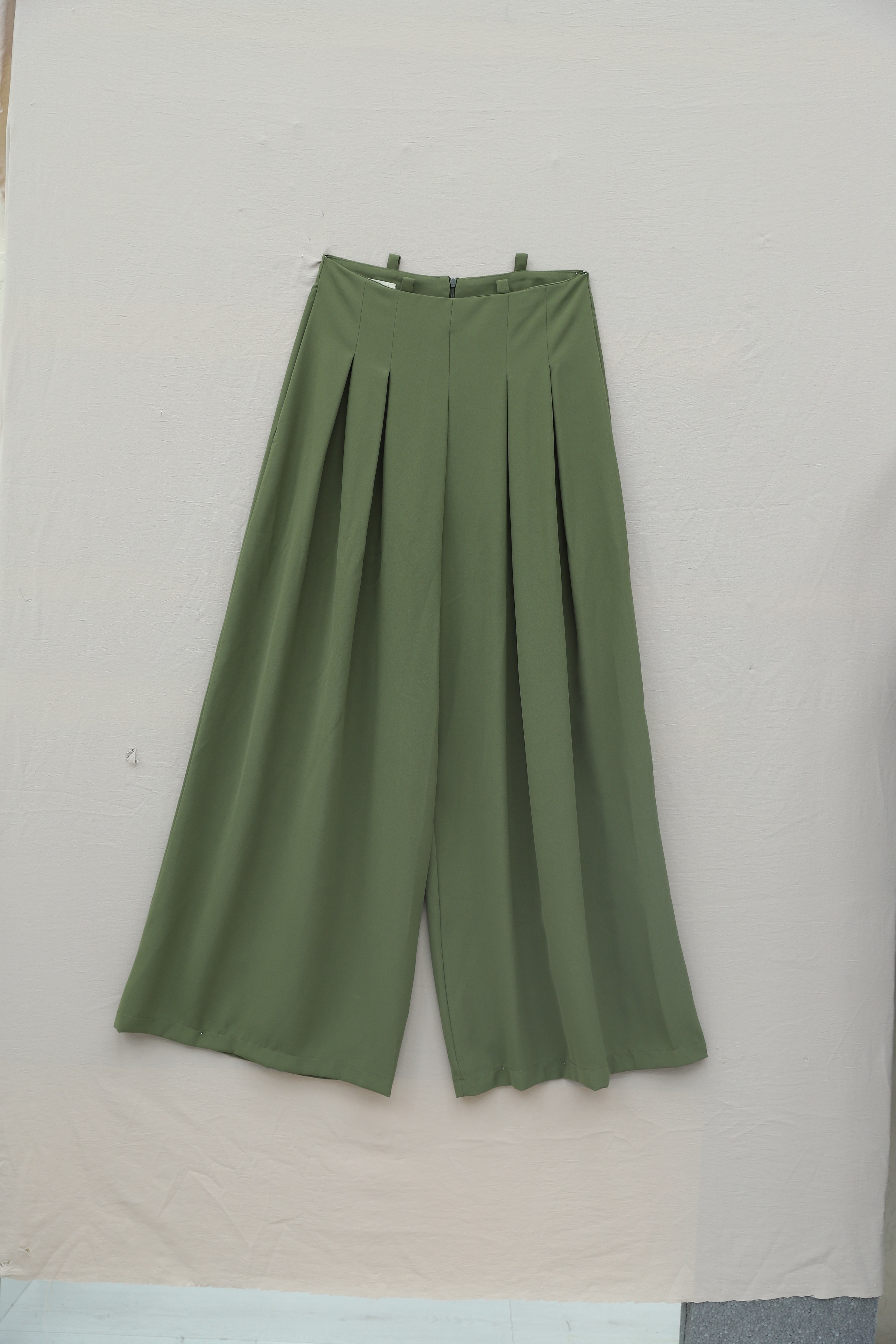 Beli Bağcıklı Pliseli Bol Paça İthal Krep Pantolon -Haki
