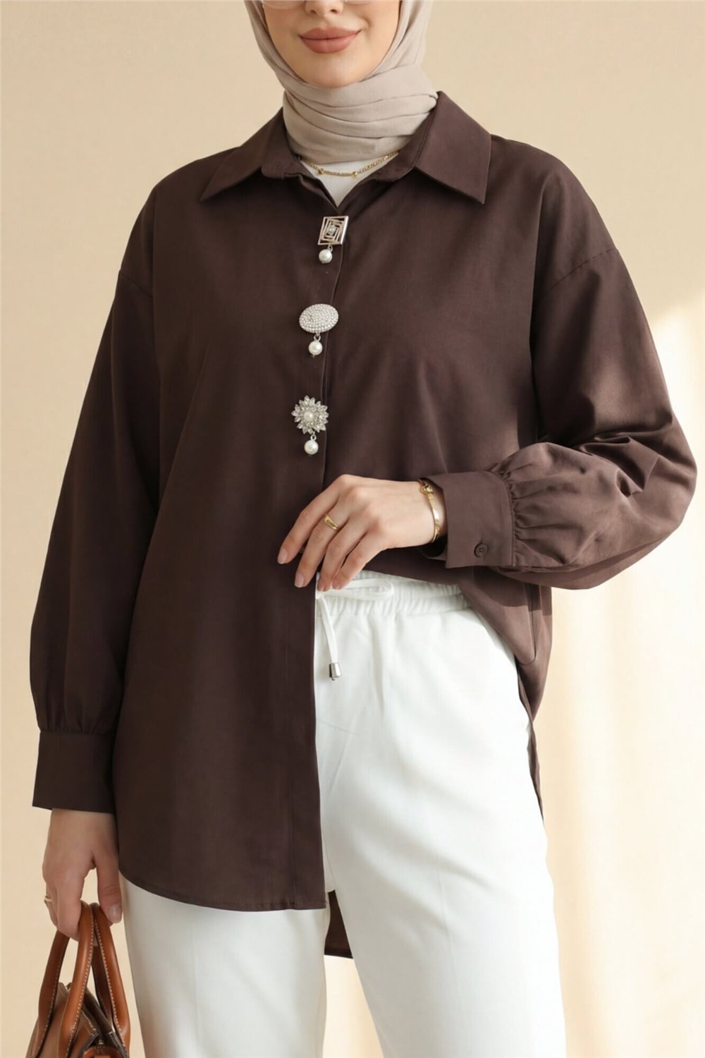Broş Detaylı Gizli Düğmeli Poplin Gömlek -Kahve-Gömlek-398-11001-R15