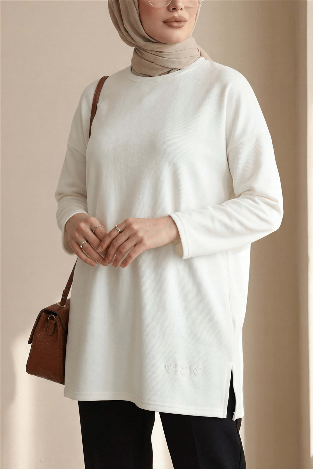Eteği Kalp Detaylı Yırtmaçlı Salaş Penye Tunik  -Ekru-Tunik-253-13074-R07