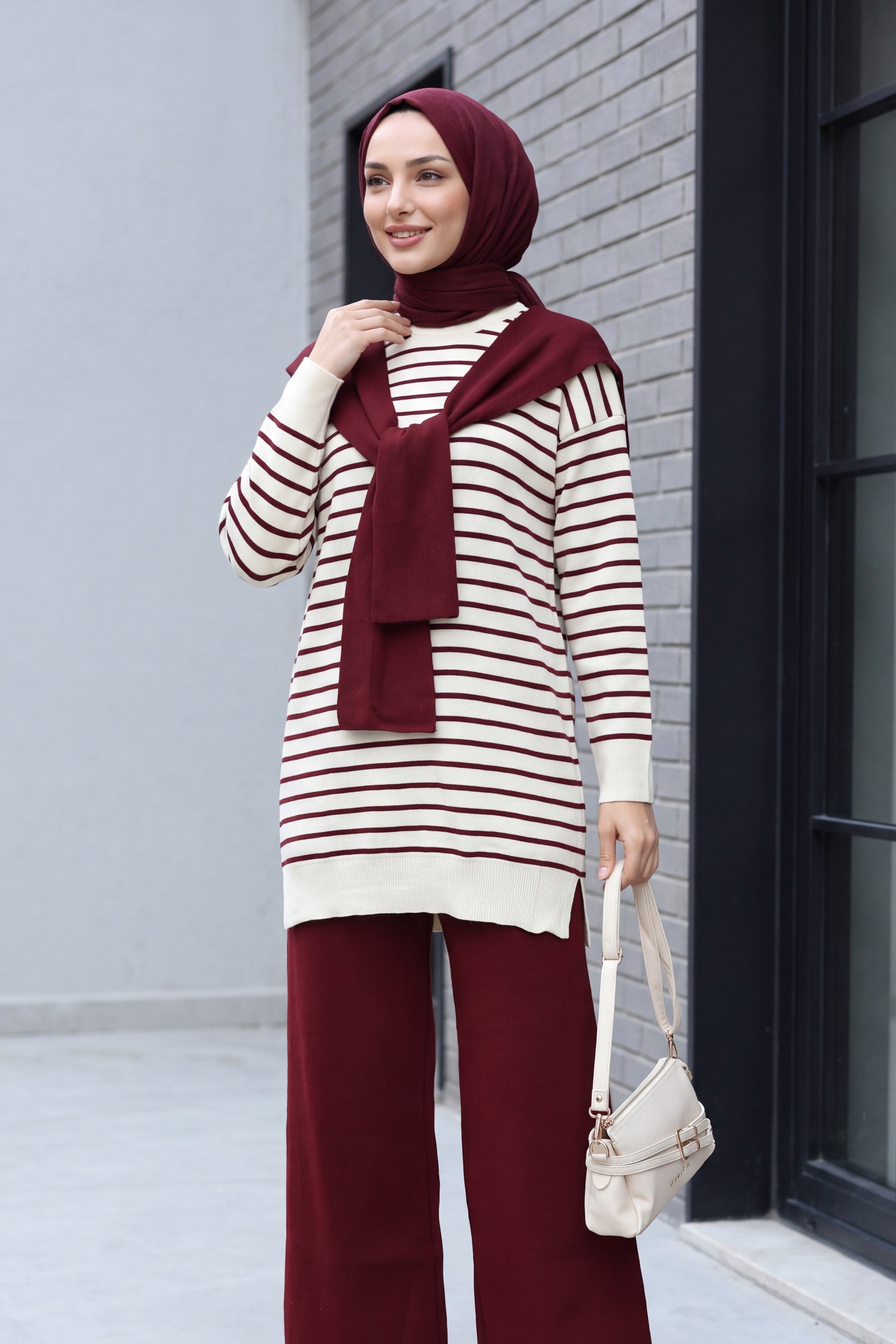 Fular Detaylı Yırtmaçlı Çizgili Triko Takım  -Bordo