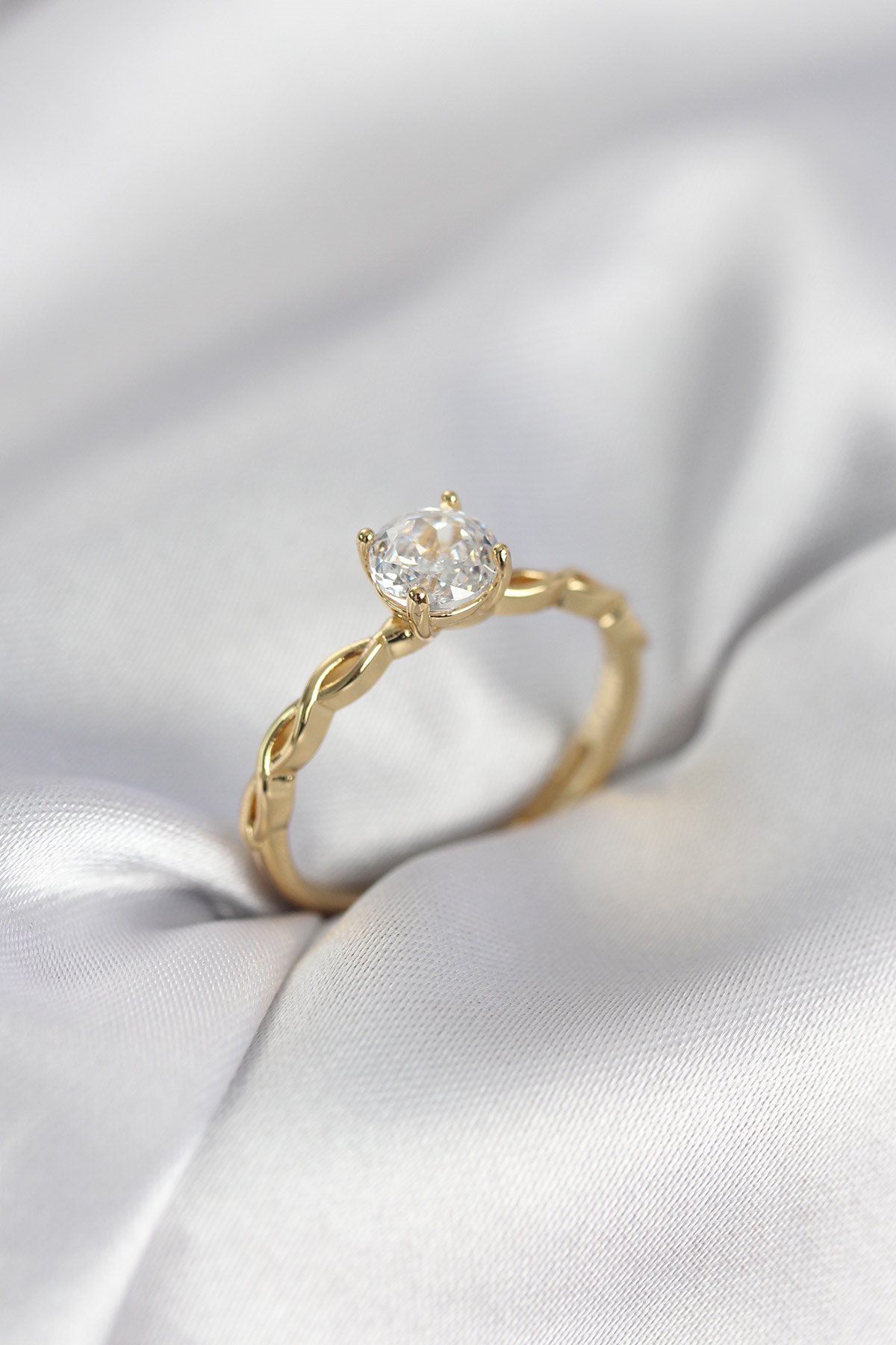 Gold Renk Sarmal Zincir Model Tek Taş Model Zirkon Taşlı Kadın Yüzük