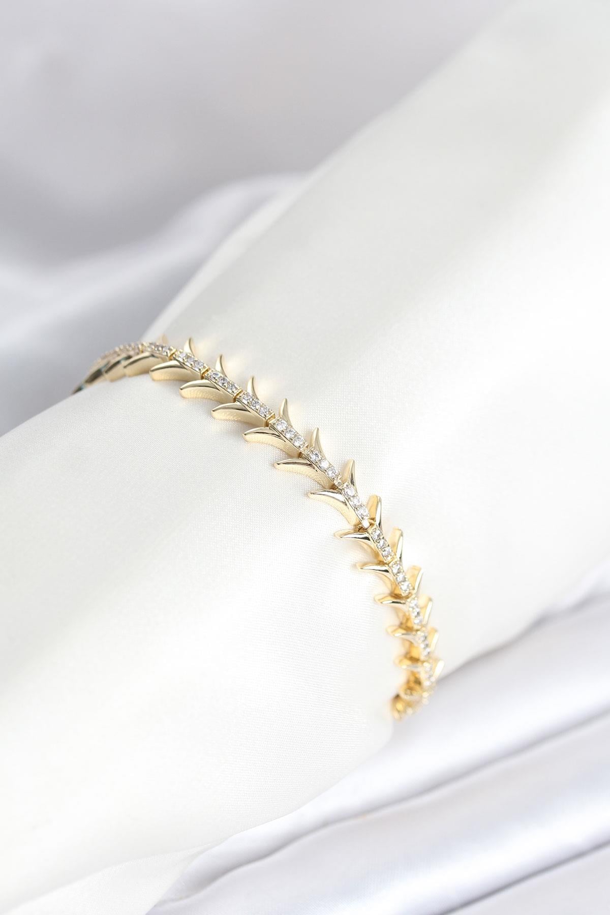 Pirinç Gold Renk Balık Sırtı Model Zirkon Taşlı Kadın Bileklik