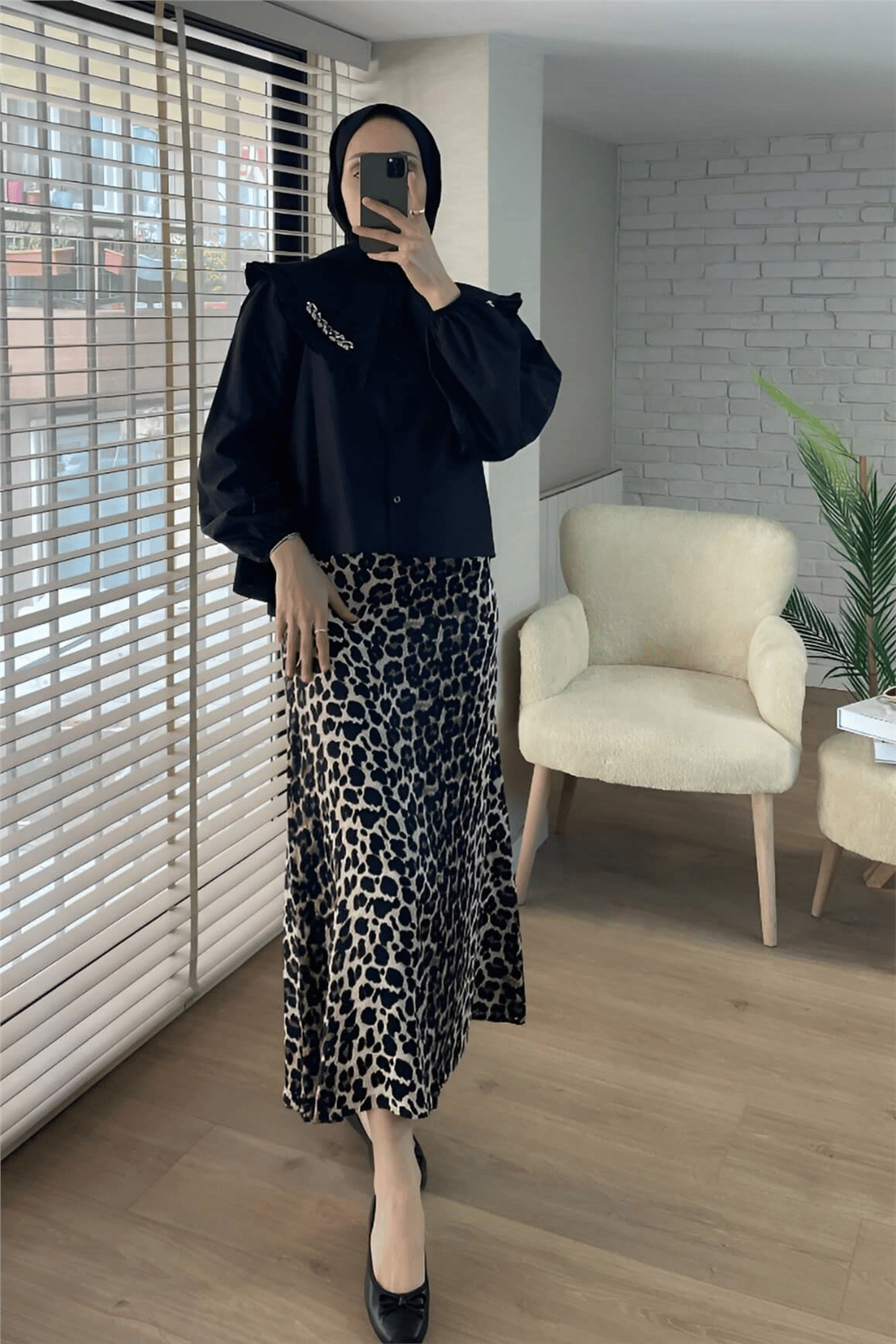 Taş İşlemeli Fırfırlı Önlük Yaka Bluz -Siyah-Bluz-307-2070-R01