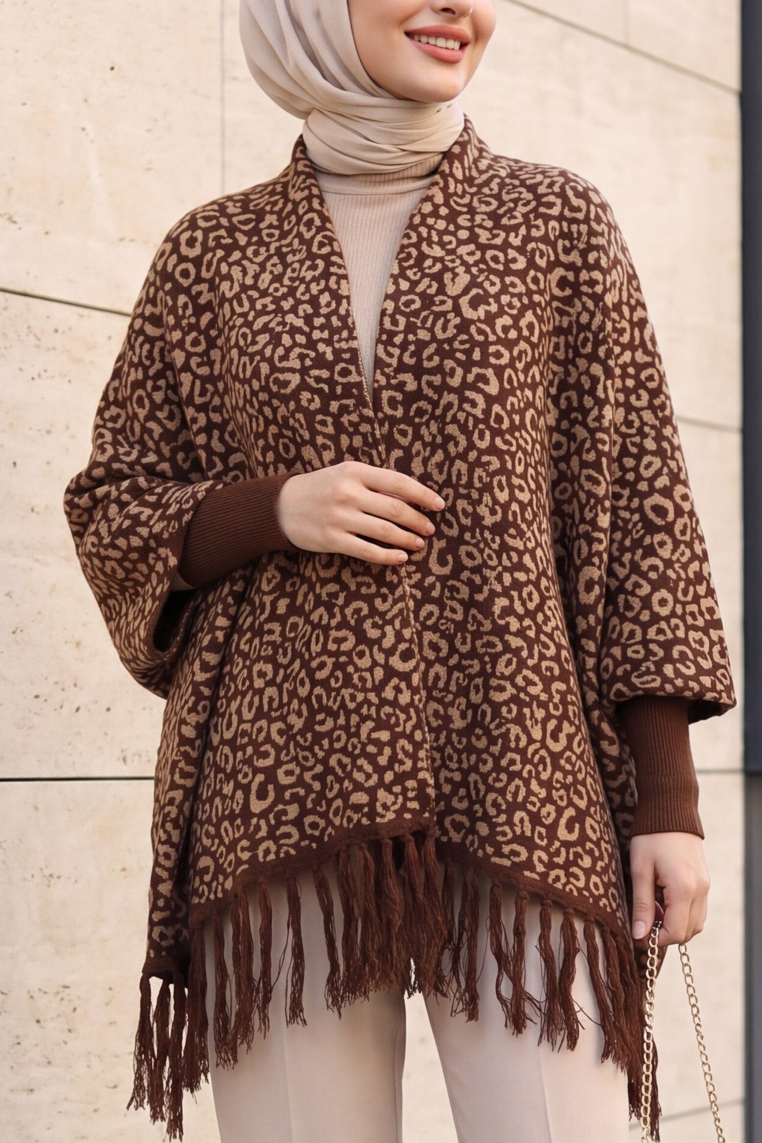 Uçları Püsküllü Kol Manşet Detaylı Triko Panço   -Leopar