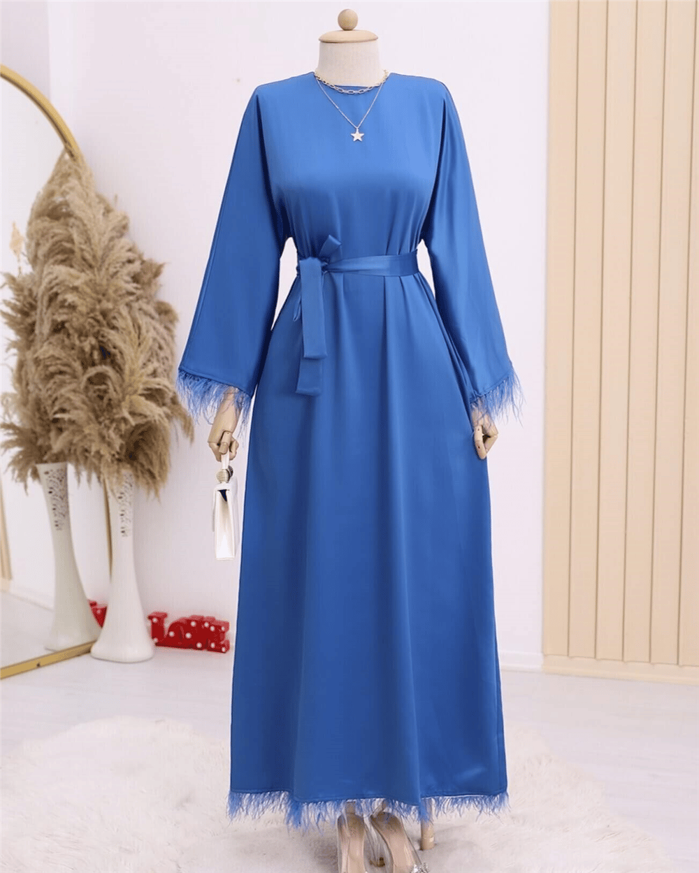 فستان ستان بتنورة بياقة دائرية وأكمام مزينة بالريش - نيلي-Elbise-114-5591-R21