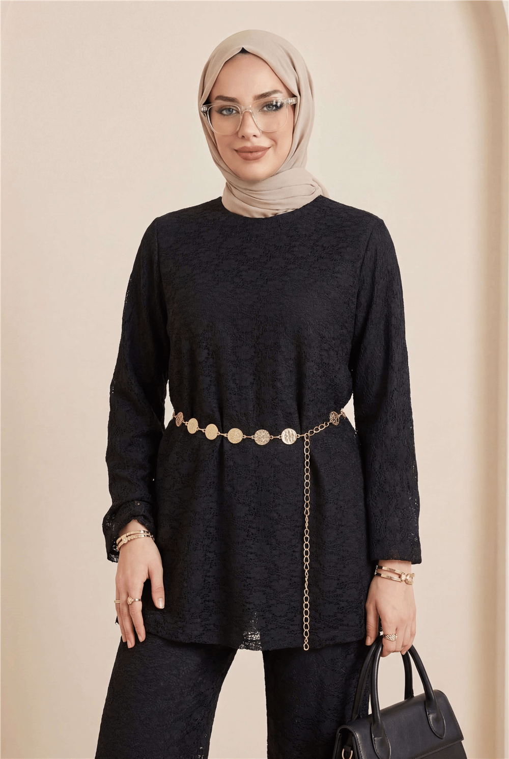 Yuvarlak Yaka Kemerli Dantel Detaylı Astarlı Pantolonlu Takım -Siyah-Takım-426-5307-R01