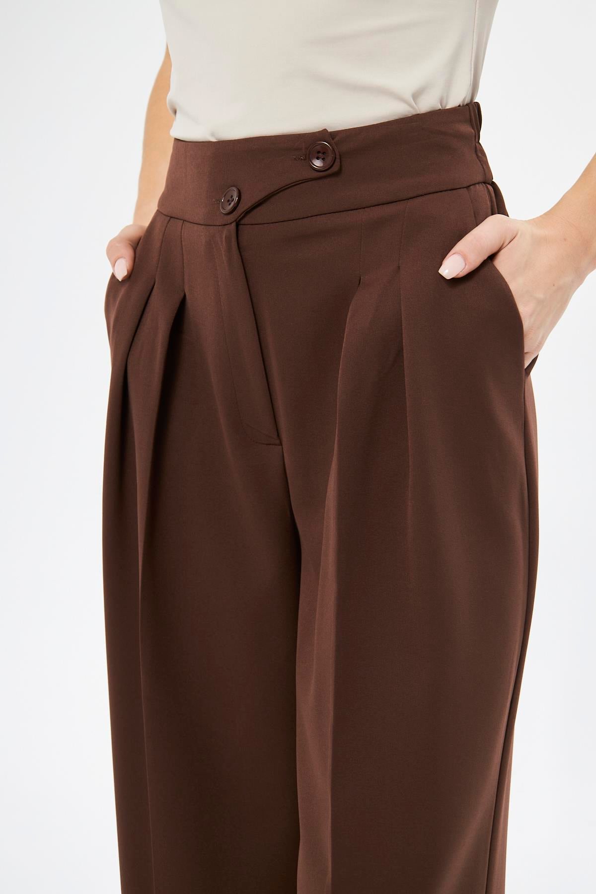 Broş Detay Bol Paça Takım