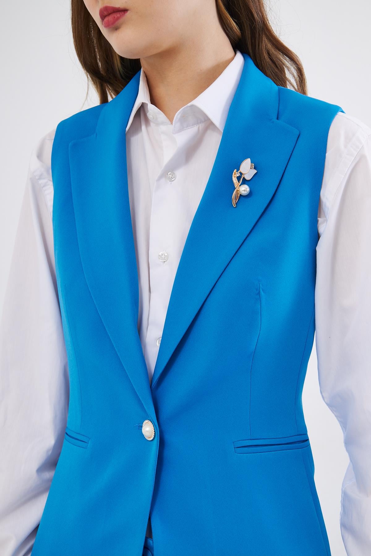 Broş Detay İnci Düğme Yelekli Takım Çivit Mavi