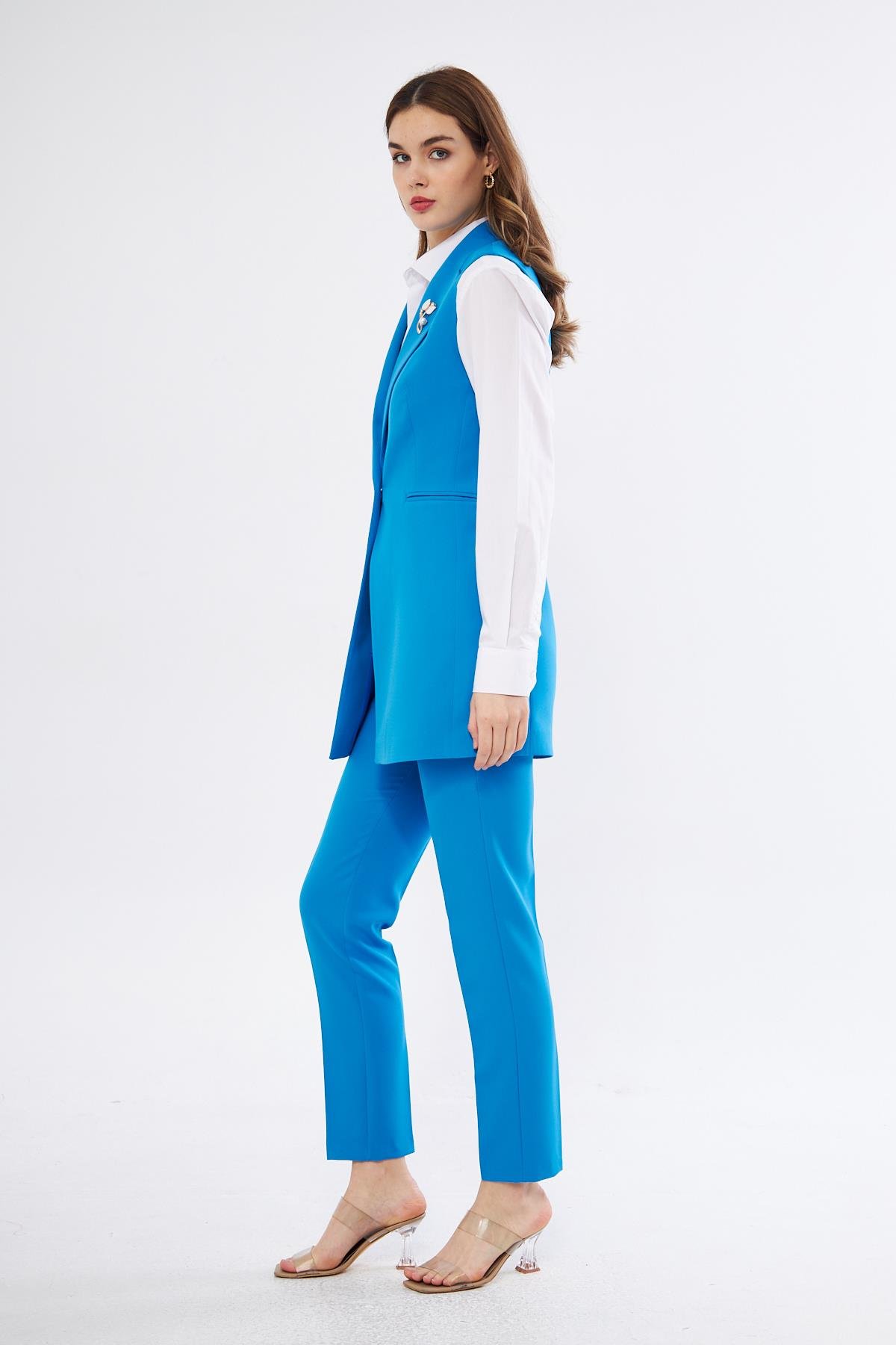 Broş Detay İnci Düğme Yelekli Takım Çivit Mavi