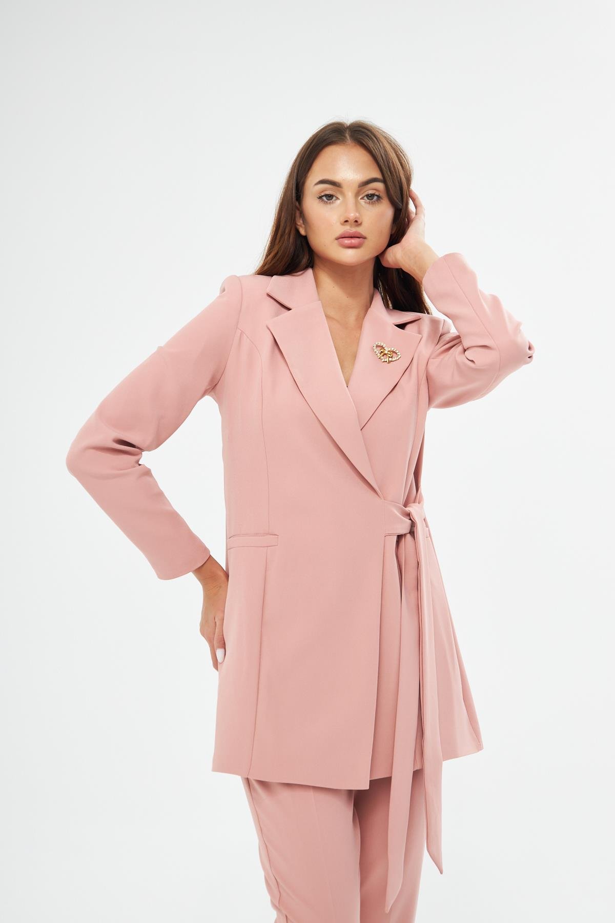 Broş Detay Kuşaklı Takım