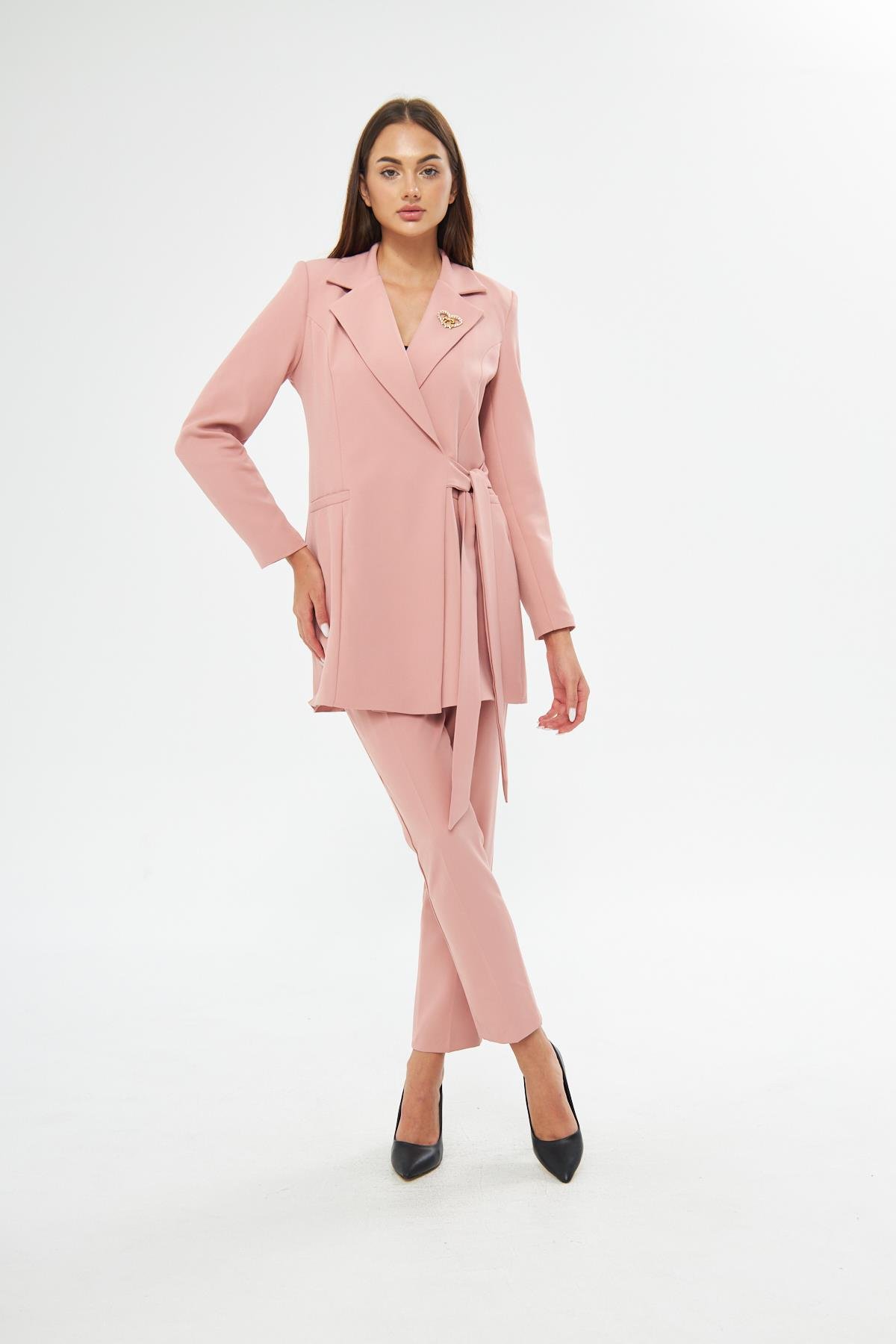 Broş Detay Kuşaklı Takım