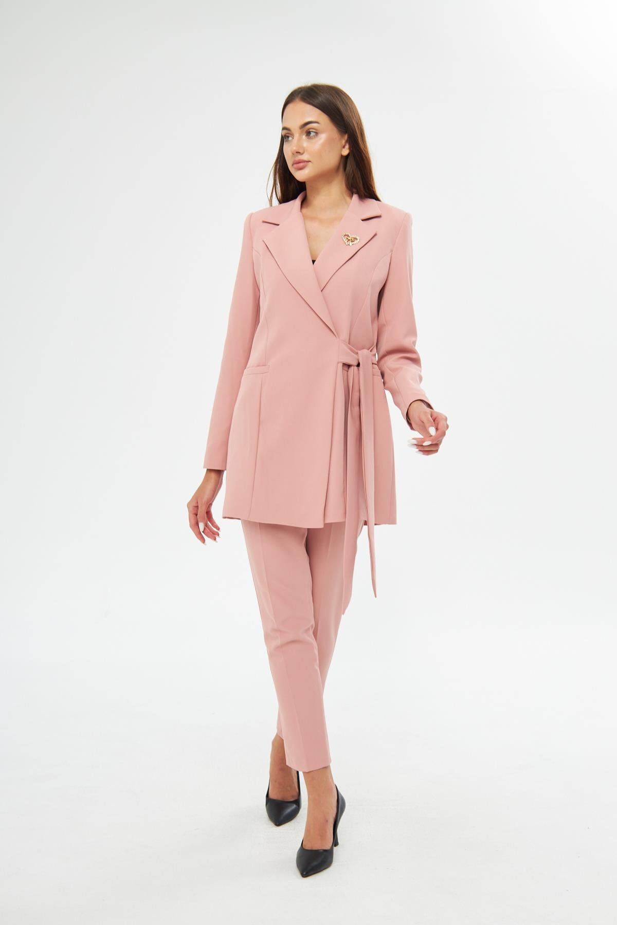 Broş Detay Kuşaklı Takım