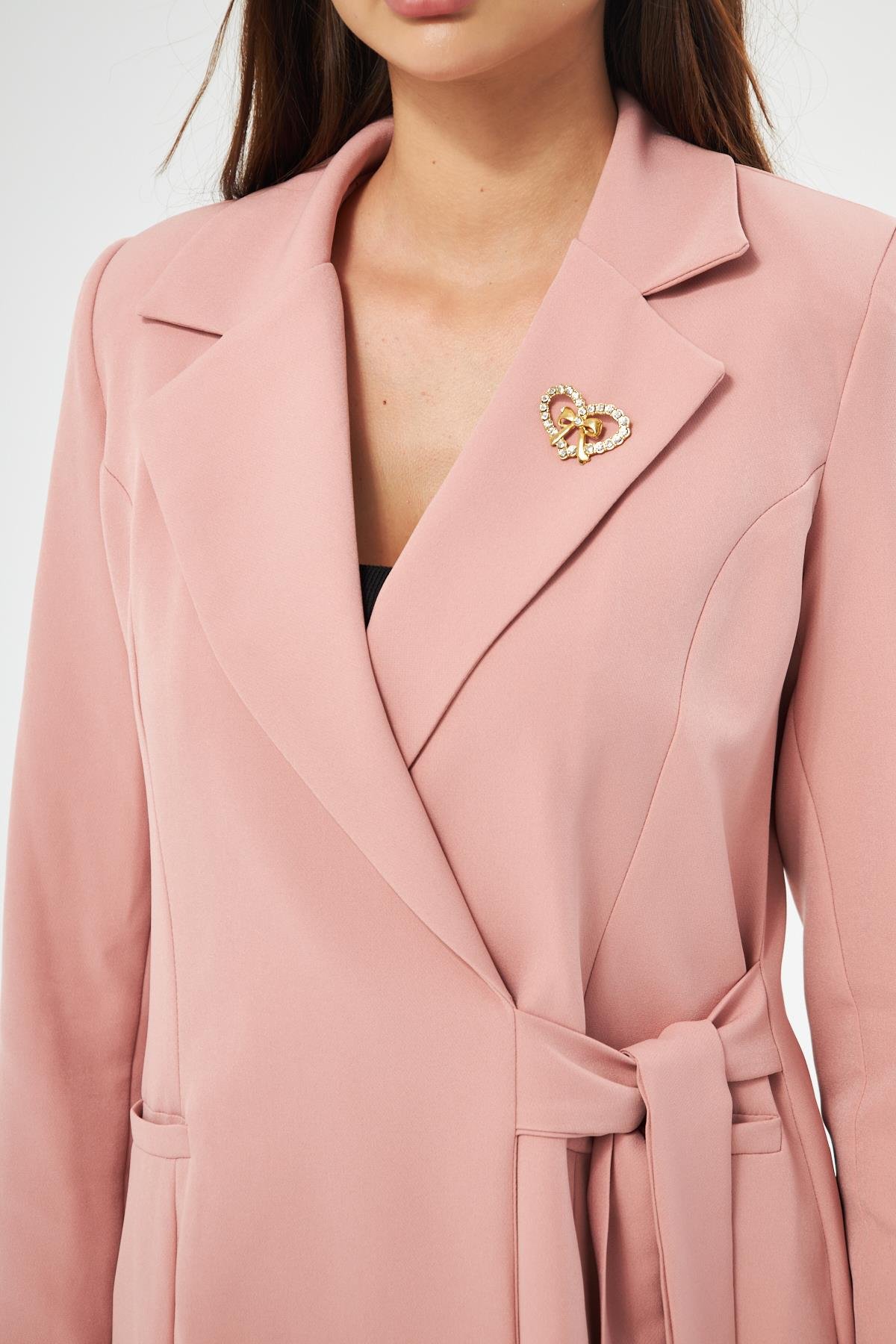 Broş Detay Kuşaklı Takım