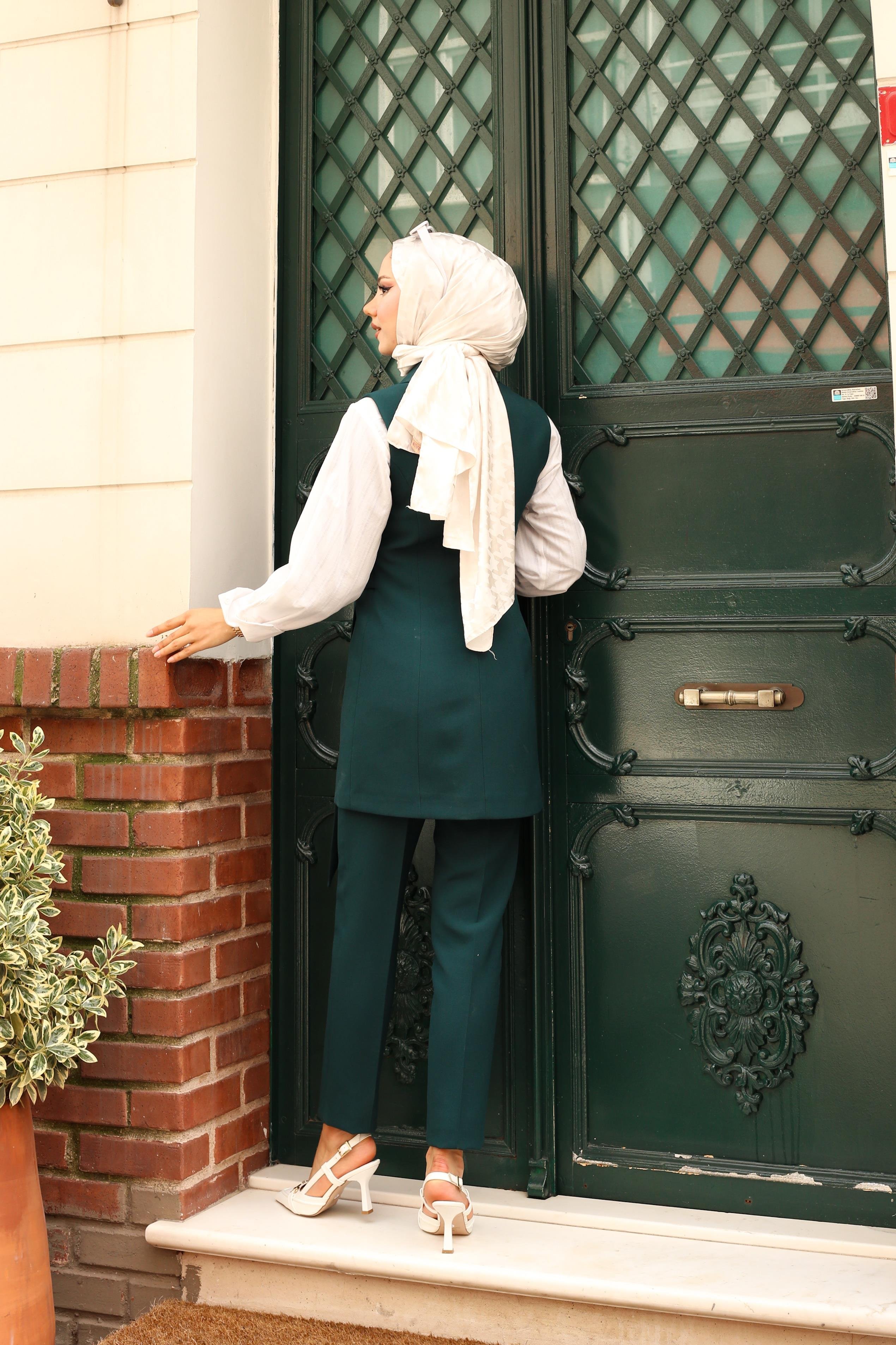 Broş Detay Kuşaklı Yelek Takım