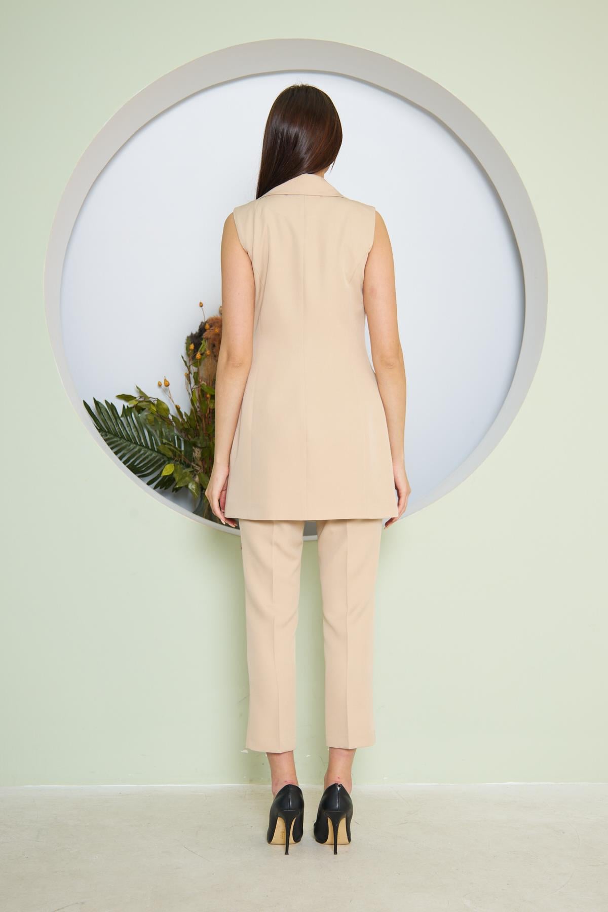 Broş Detay Kuşaklı Yelek Takım Bej