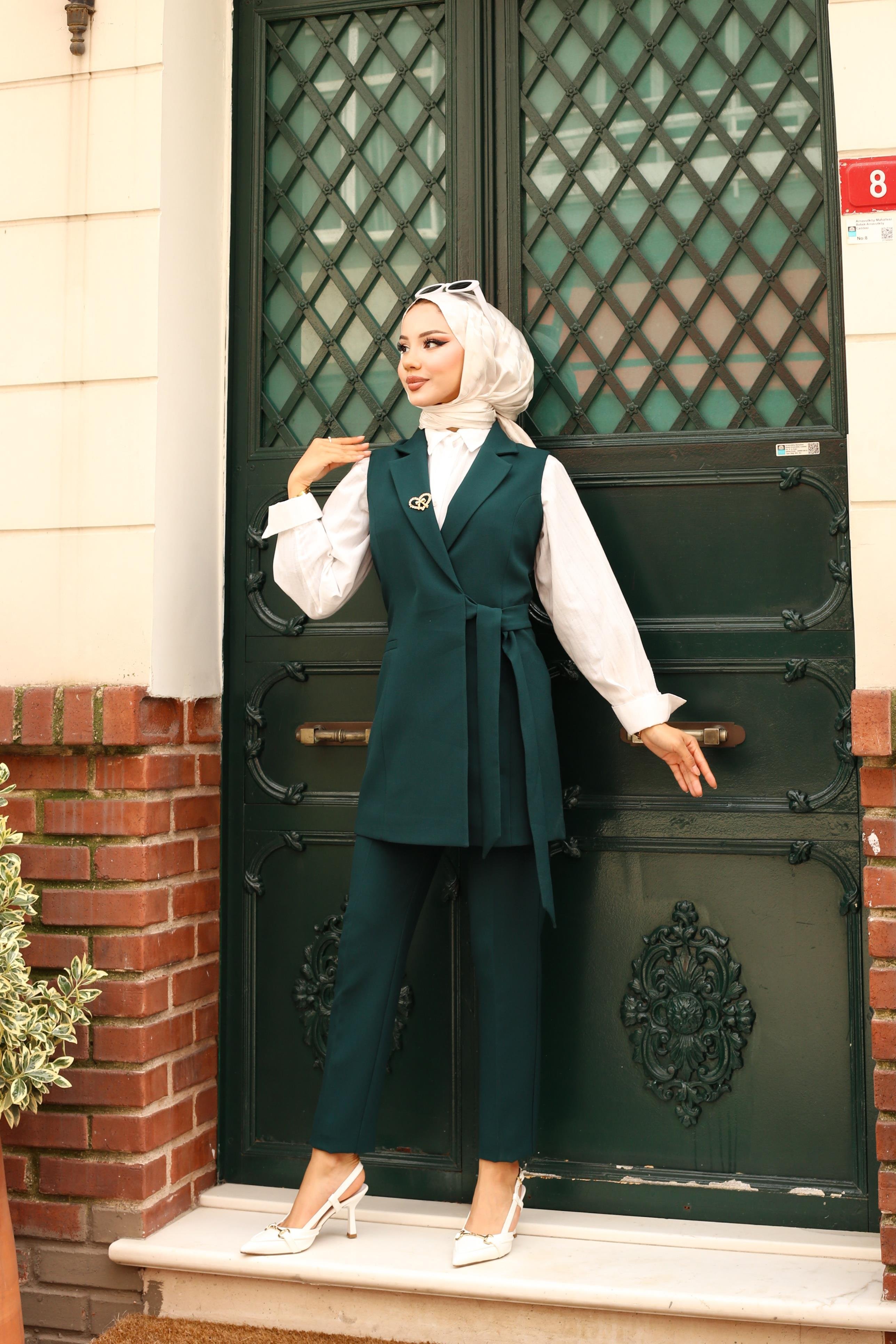 Broş Detay Kuşaklı Yelek Takım