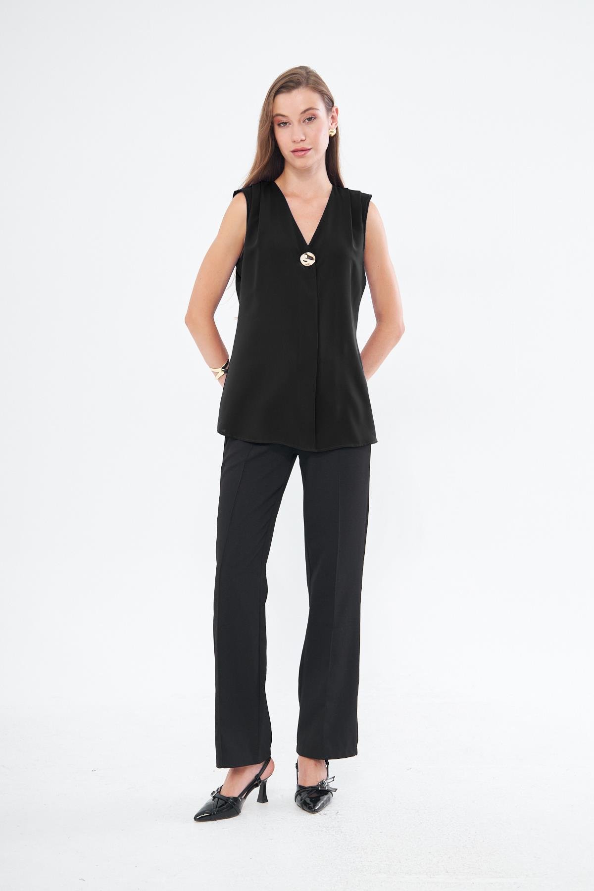 Broş Detay Omuzdan Pileli Sıfır Kol Gömlek