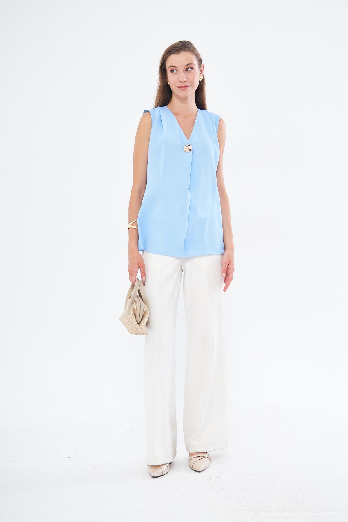 Broş Detay Omuzdan Pileli Sıfır Kol Gömlek