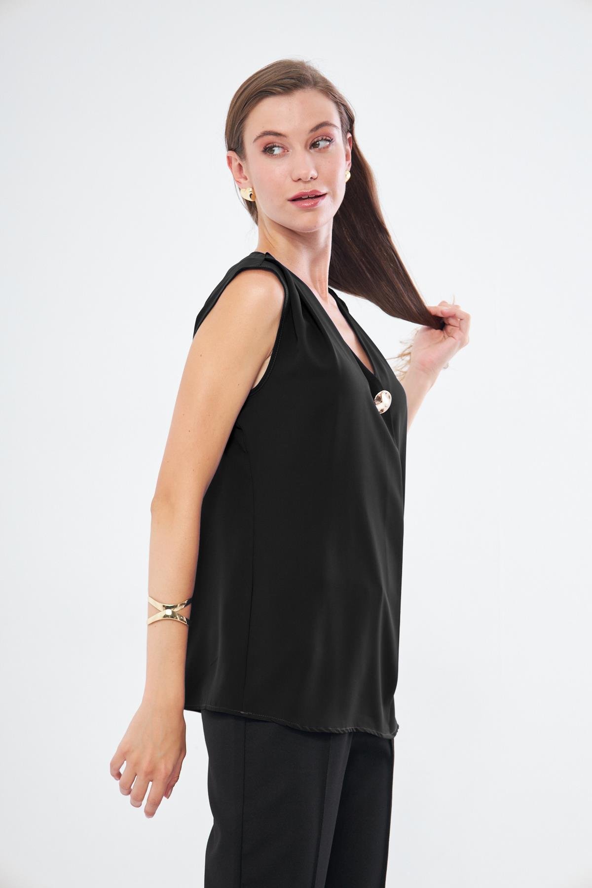 Broş Detay Omuzdan Pileli Sıfır Kol Gömlek