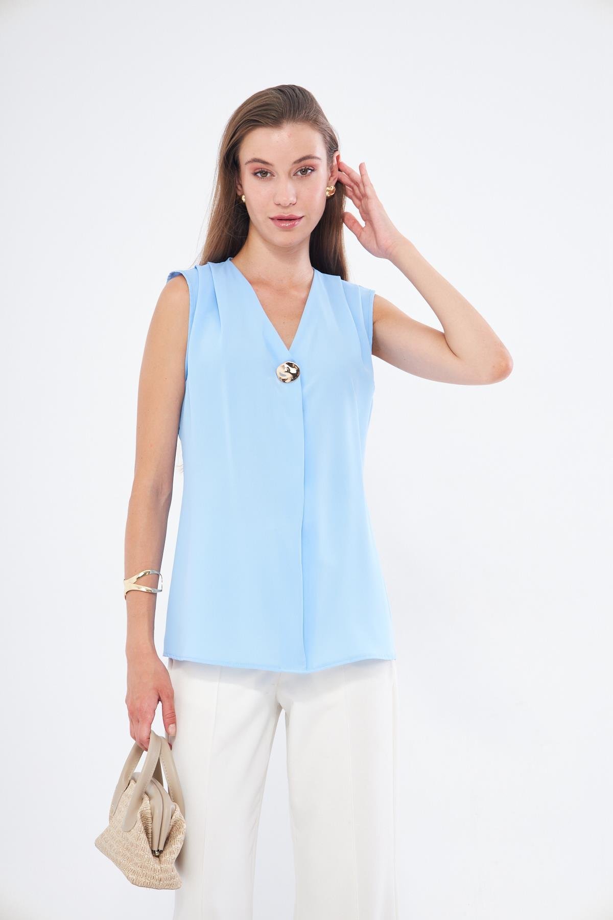 Broş Detay Omuzdan Pileli Sıfır Kol Gömlek