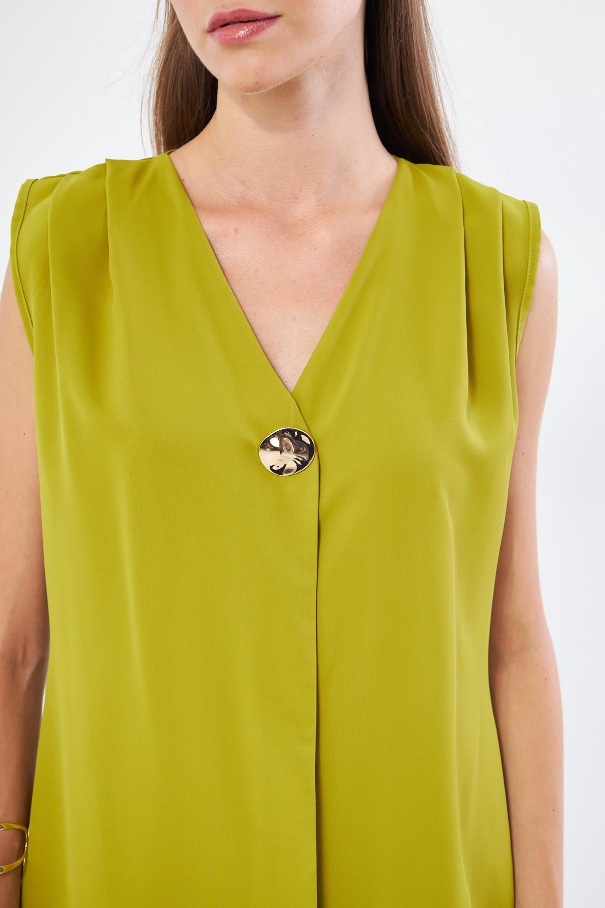 Broş Detay Omuzdan Pileli Sıfır Kol Gömlek