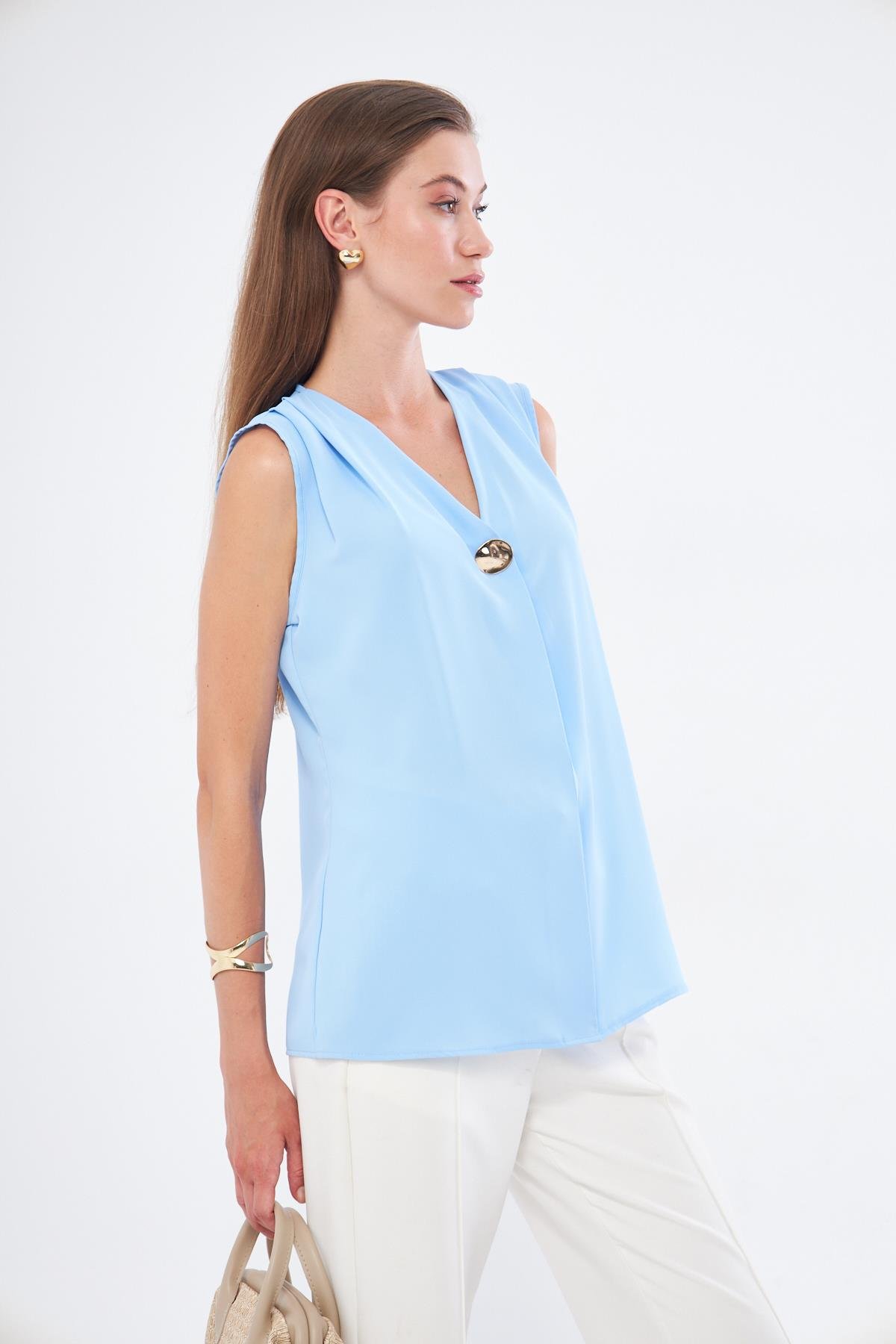 Broş Detay Omuzdan Pileli Sıfır Kol Gömlek