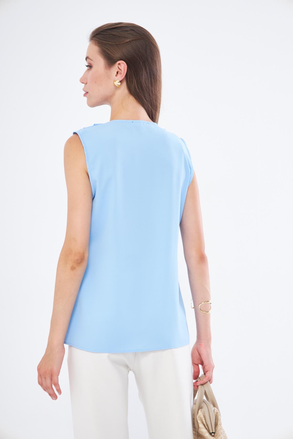 Broş Detay Omuzdan Pileli Sıfır Kol Gömlek