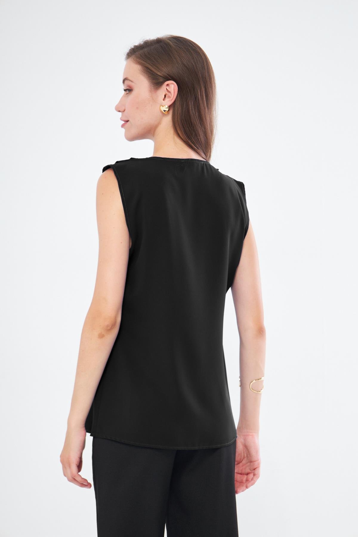 Broş Detay Omuzdan Pileli Sıfır Kol Gömlek