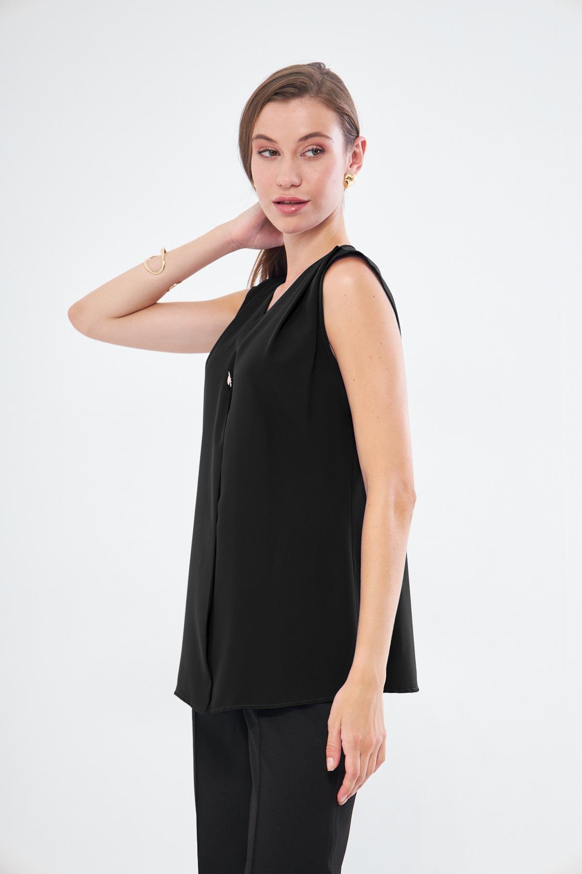 Broş Detay Omuzdan Pileli Sıfır Kol Gömlek