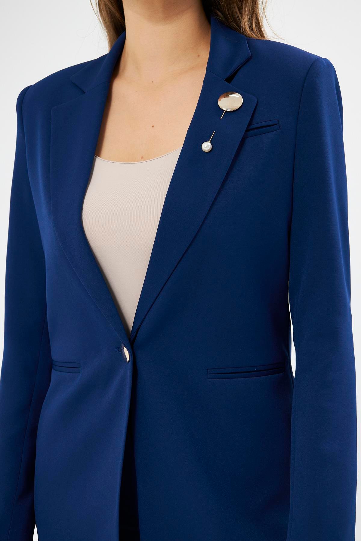 Broş Detay Uzun Ceketli Takım