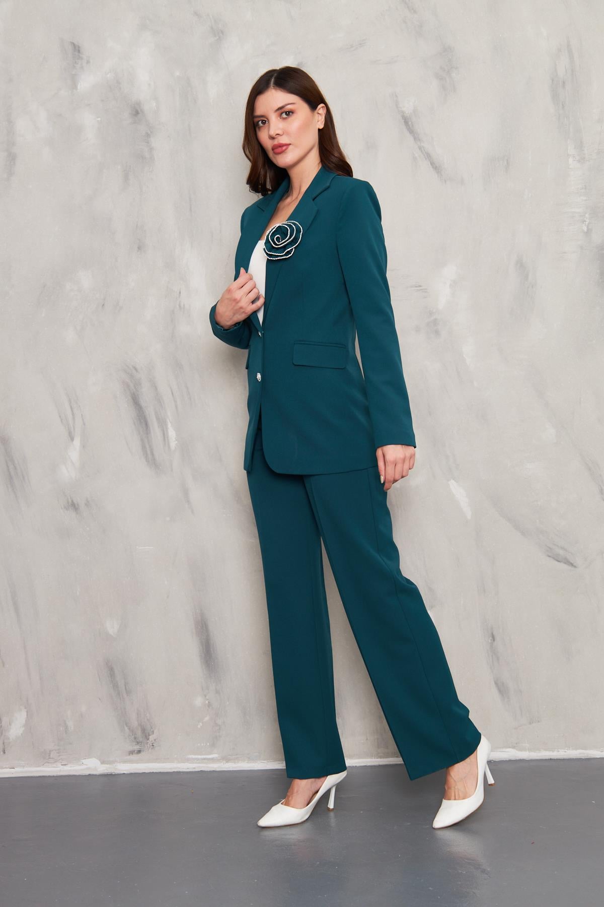 Gül Broşlu 2 Düğmeli Takım Zümrüt