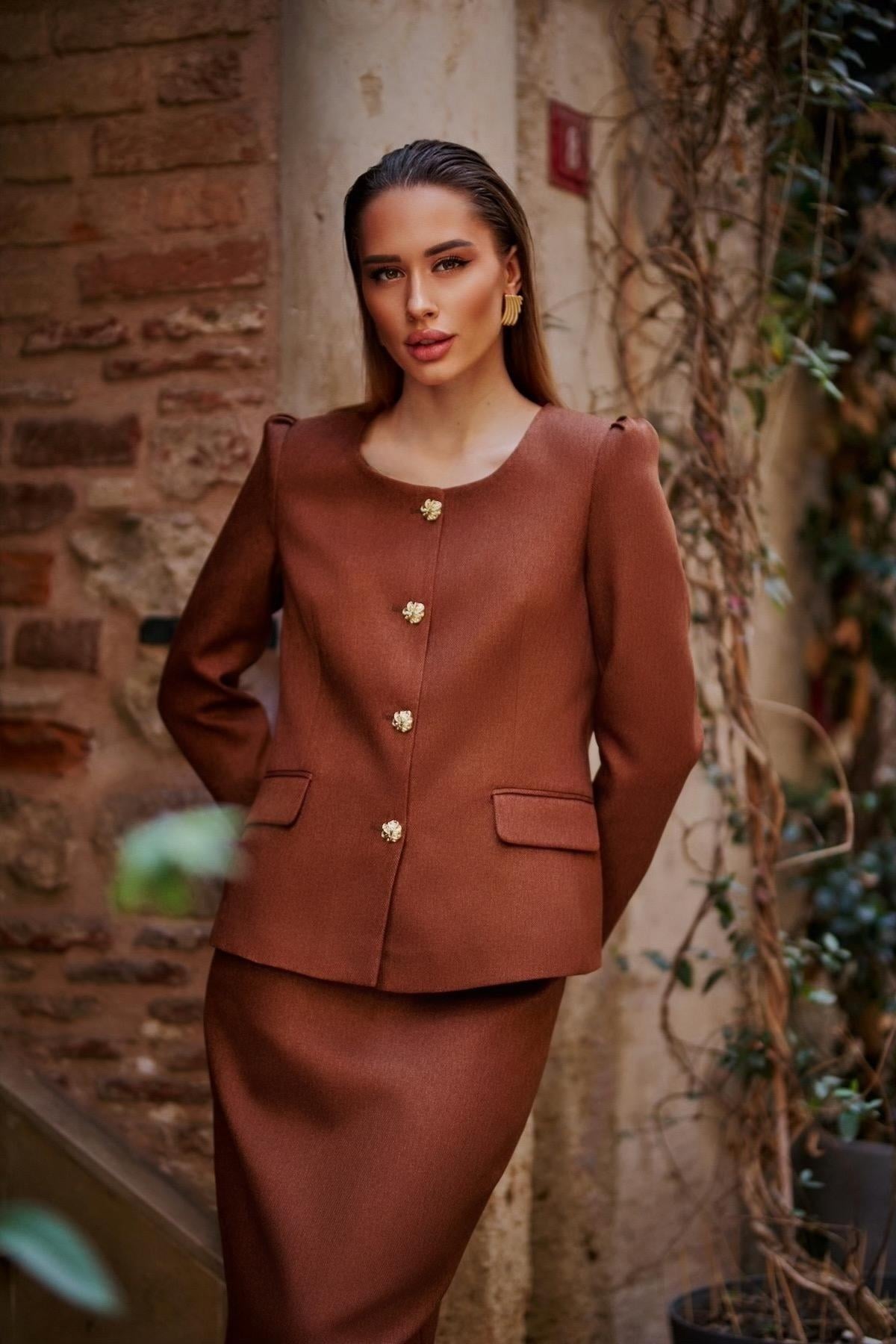 Omuz Kırmalı Gold Düğmeli Yünefekt Etekli Takım Kahve