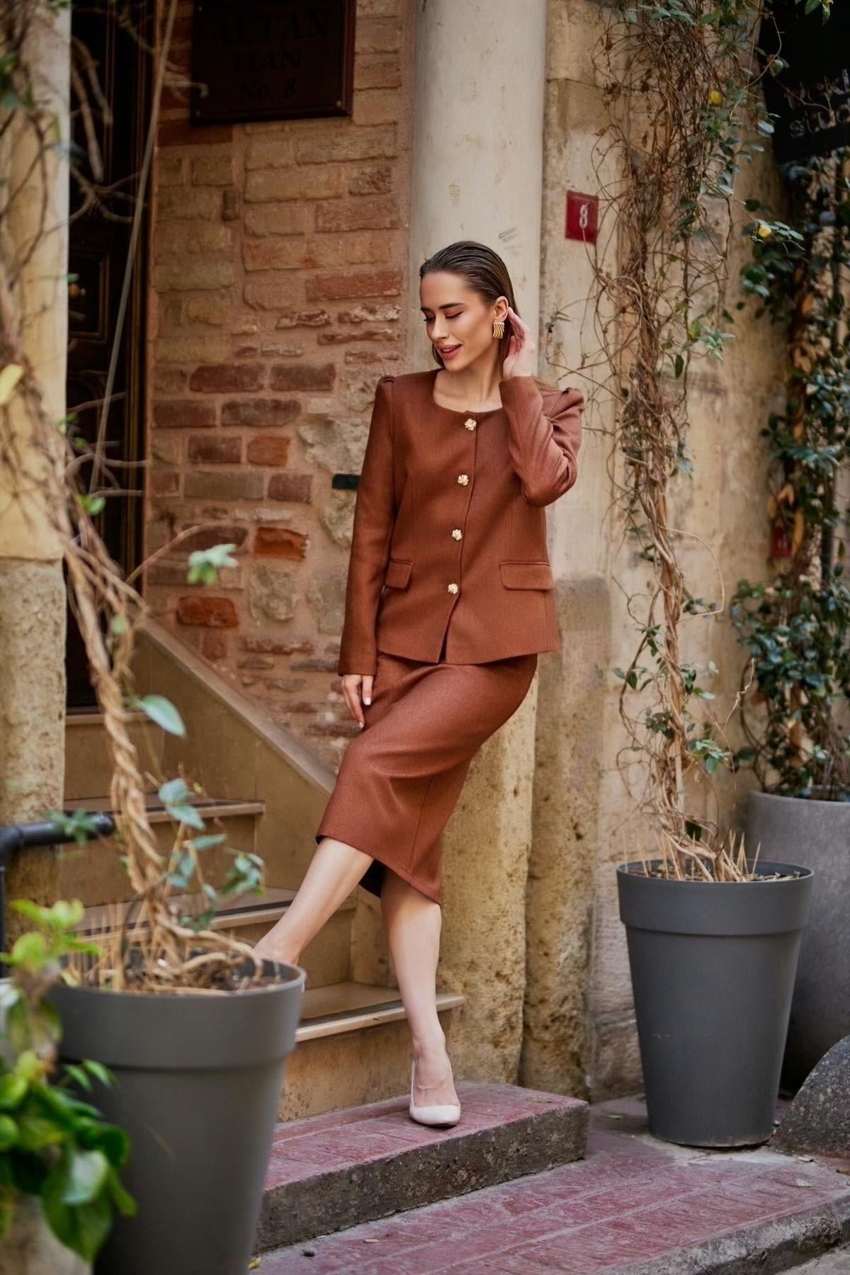 Omuz Kırmalı Gold Düğmeli Yünefekt Etekli Takım Kahve