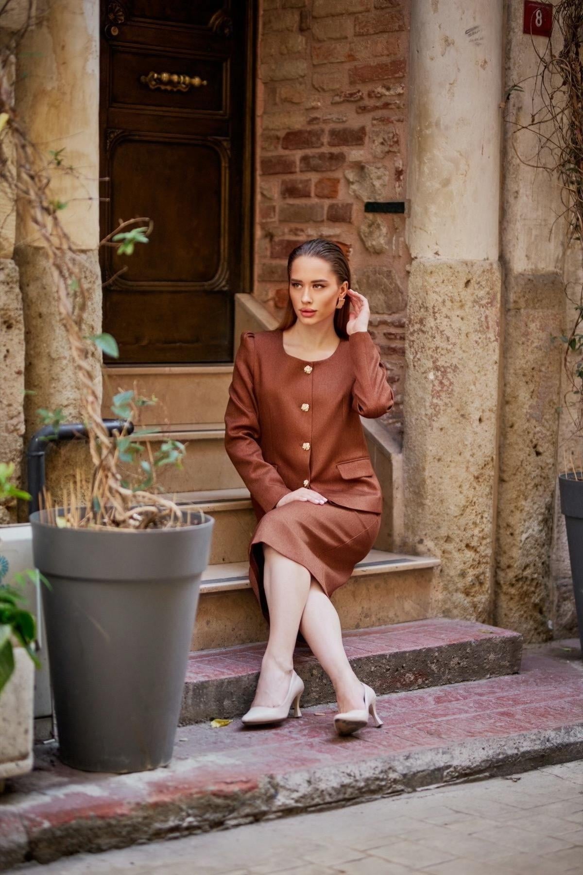 Omuz Kırmalı Gold Düğmeli Yünefekt Etekli Takım Kahve