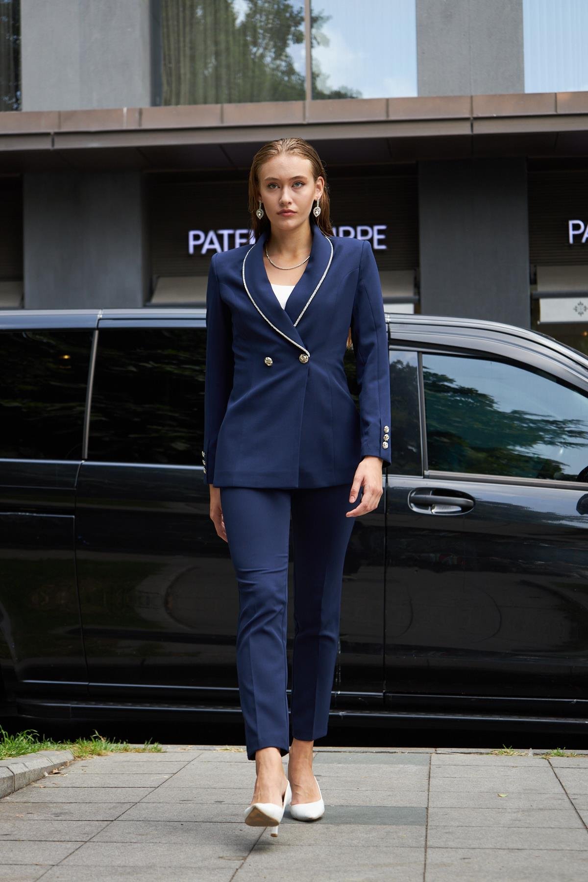 Yakası Taş Biyeli Düğme Detay Takım Zümrüt