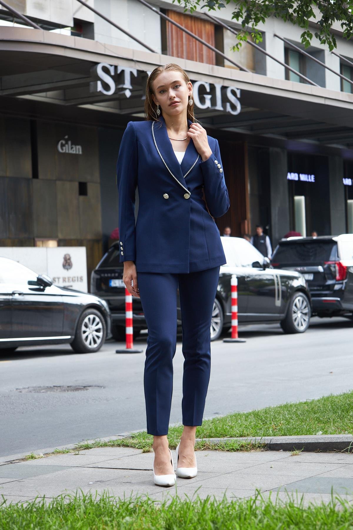 Yakası Taş Biyeli Düğme Detay Takım Zümrüt