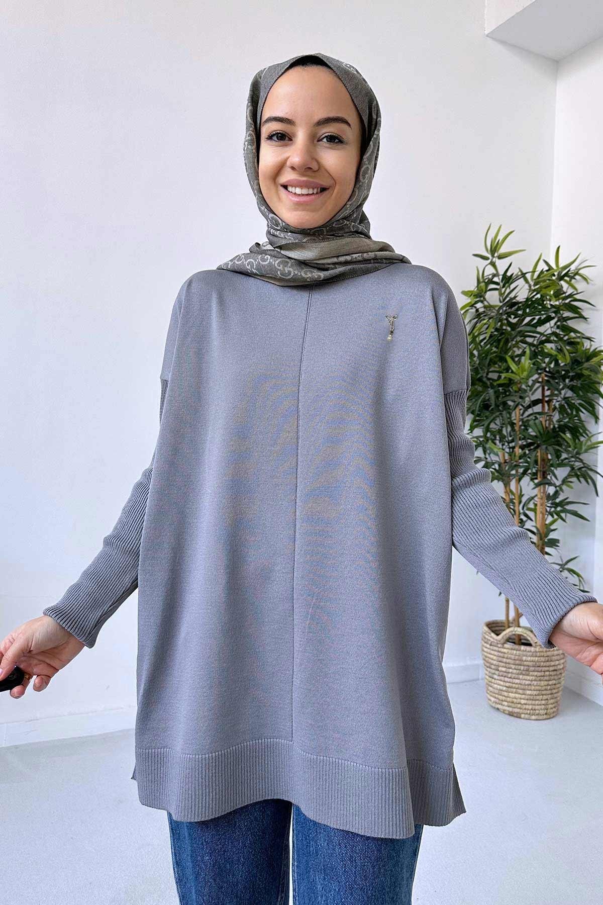 Fiyonk Broş Detay Merserize Tunik - Gri